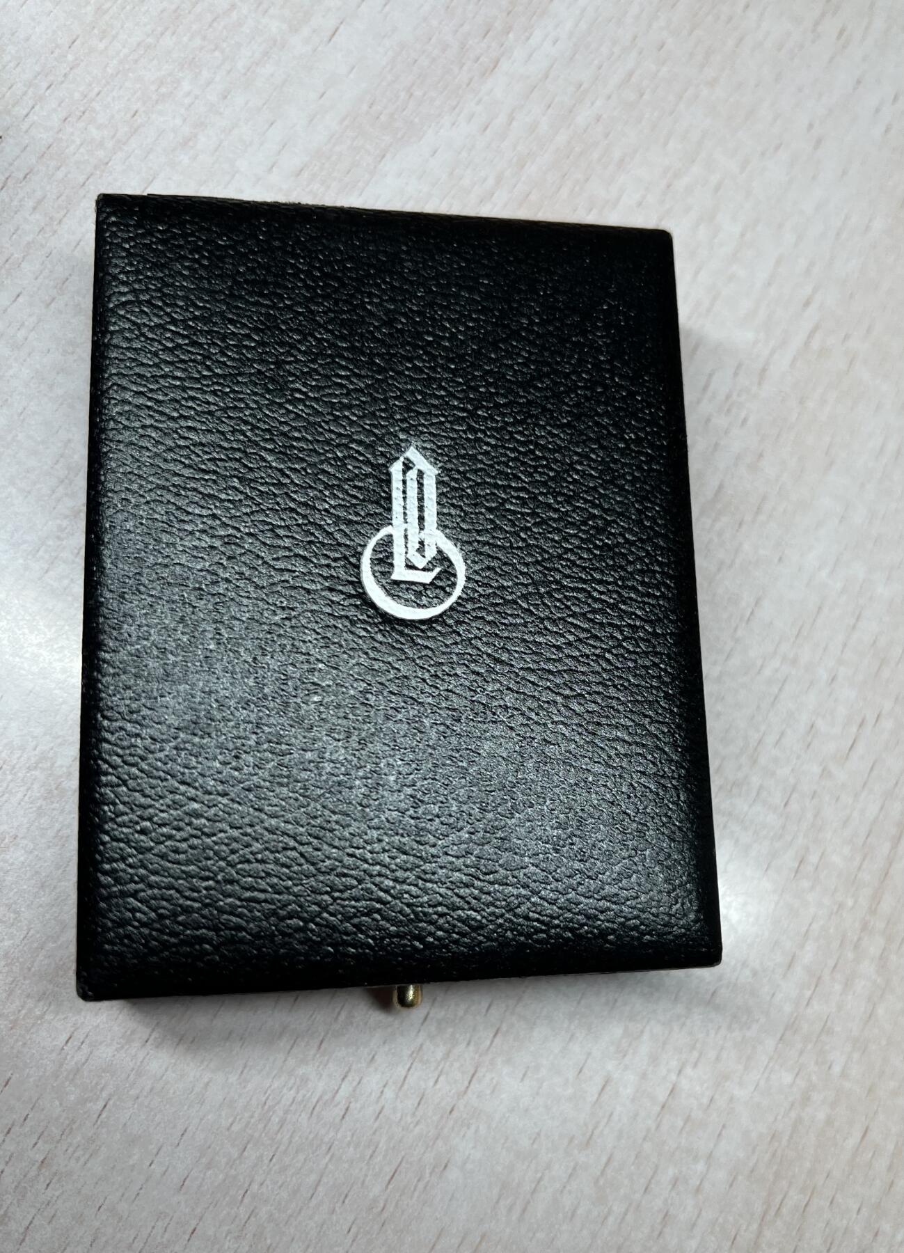 大猫徽章拍卖 第282期 珍爱和平 德三二铁27厂 后配盒