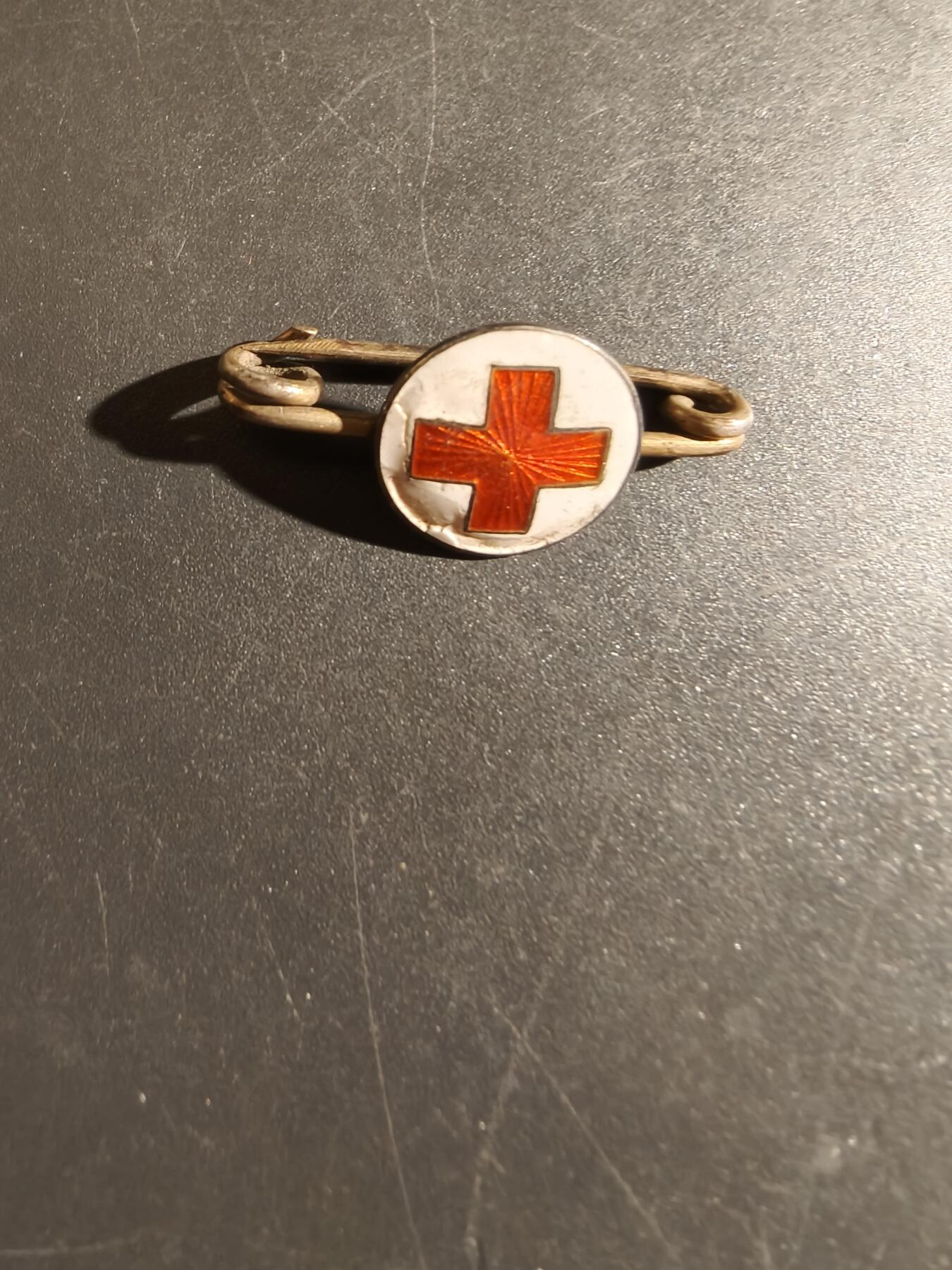 老王徽章第163期 13-15日三场连拍 16日统一发货  13、14日结束后可寄存 丹麦红十字会徽章    830银质珐琅    2.4g