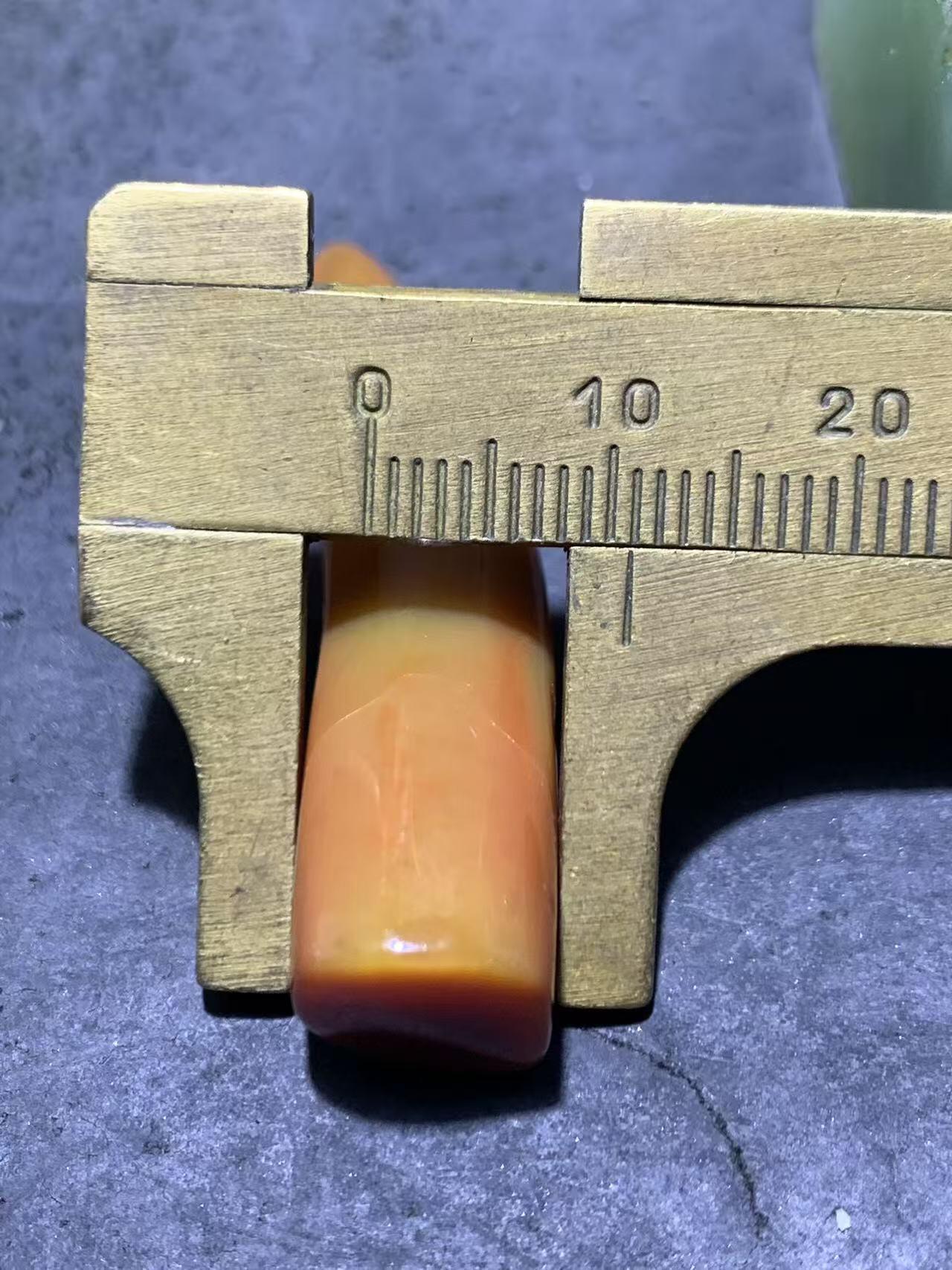 精美蒙料原皮冻料战国红随形玛瑙牙形吊坠一个，