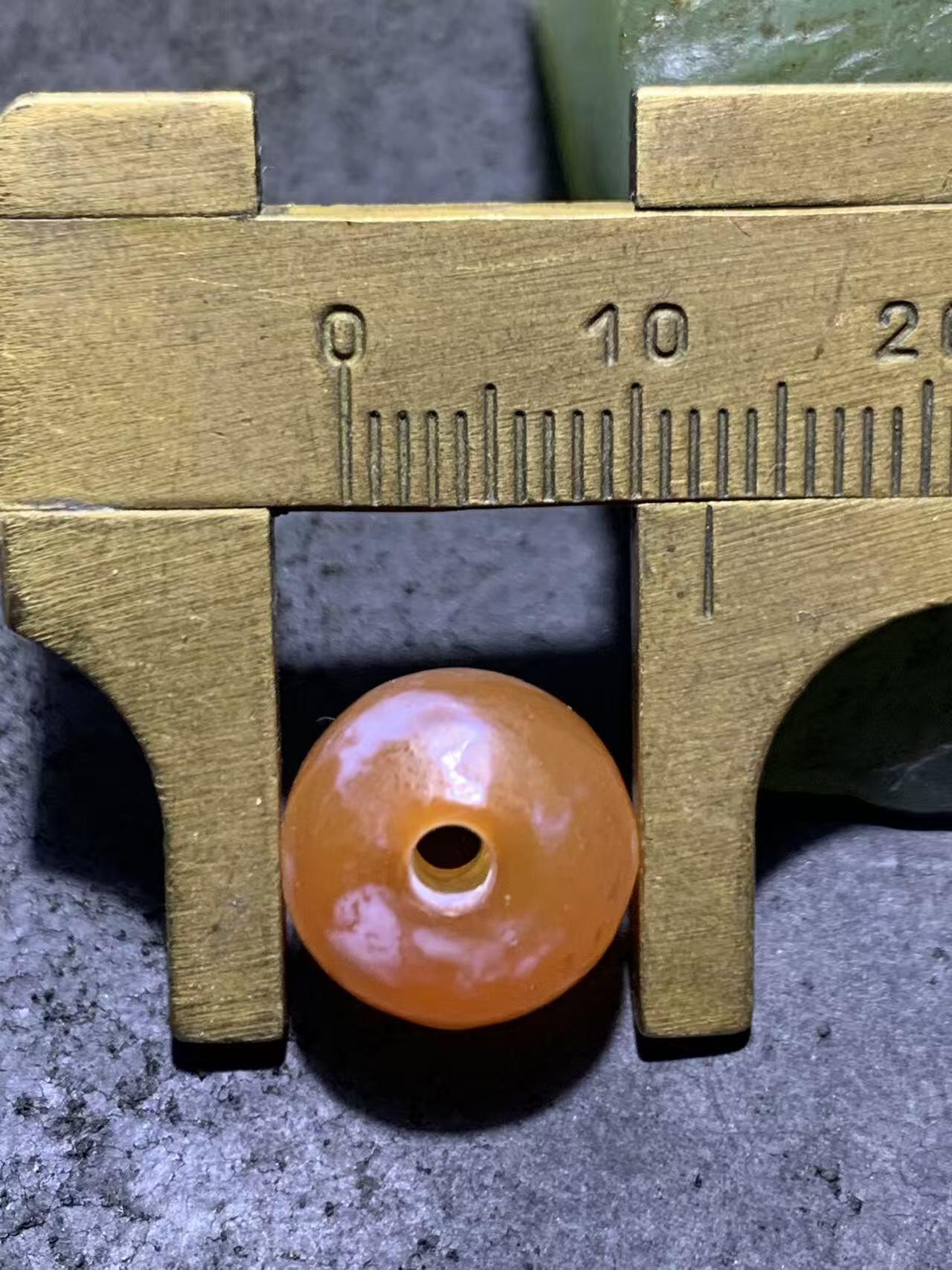 高玉化橘黄色奶油皮风化纹玛瑙随形老形珠一颗