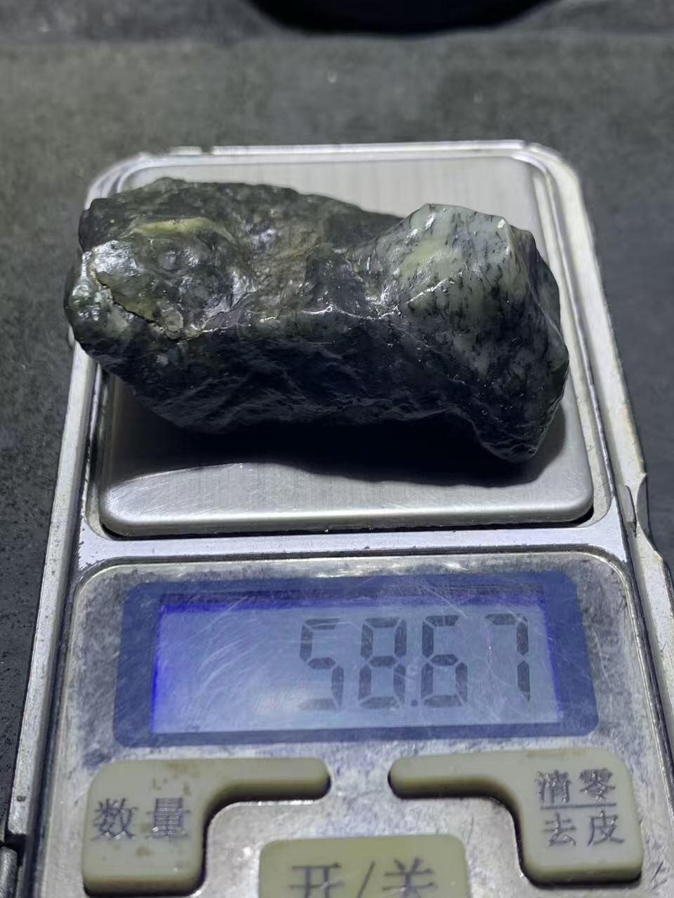 新疆戈壁风化纹和田玉青花玉原石一颗