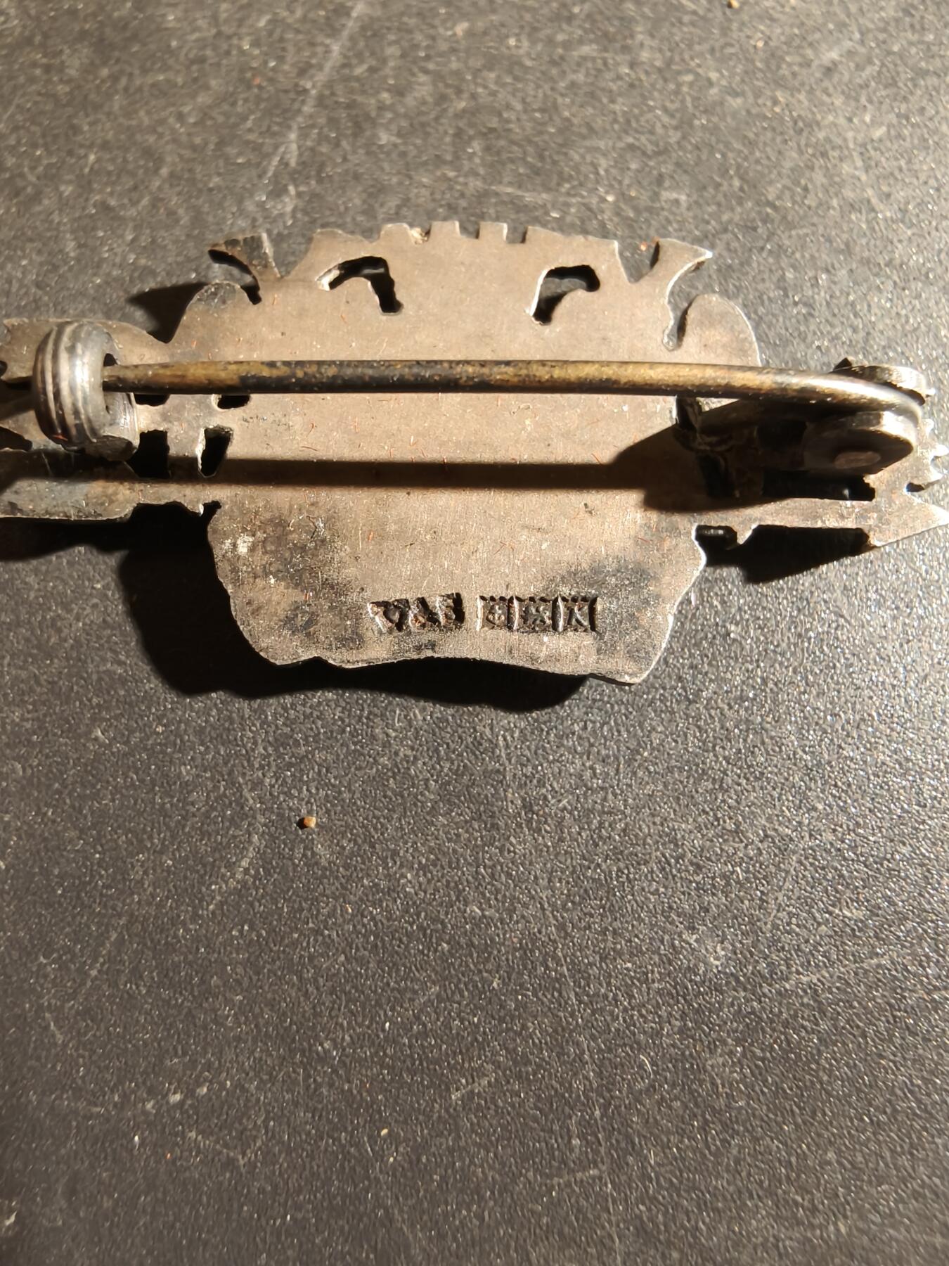 老王徽章第163期 13-15日三场连拍 16日统一发货  13、14日结束后可寄存 英国证章    925银    6.4g