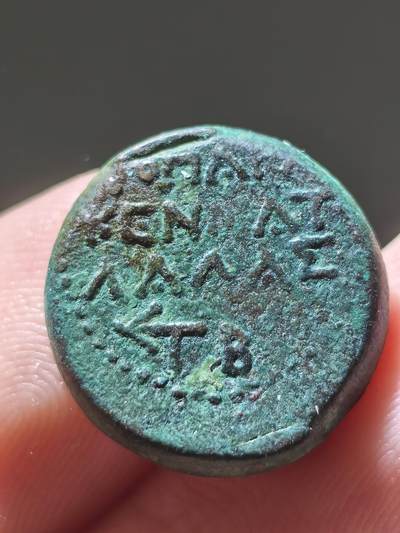 罗马初期？奇里乞亚地区 特发行宙斯雷霆与铭文钱币 涉及地区长官与元老议会的协定以及身份表明 具体需要根据考古内容来进行协对 尽管钱币上透露出拉丁元素 但字体写法仍采用的希腊化方式