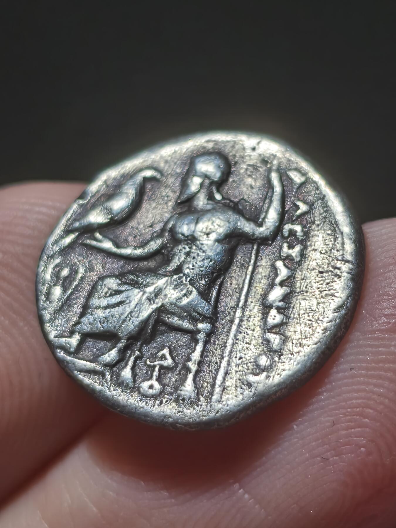 星盘世界钱币十一月二十二日古典币精品专场 典藏精品！亚历山大大帝狮皮-赫拉克勒斯 在世版1德拉克马银币 在世版银币很少 国内外均为极为热门品类 背面手持火炬的赫卡特女神 照亮暗夜的明灯 估价200欧元左右