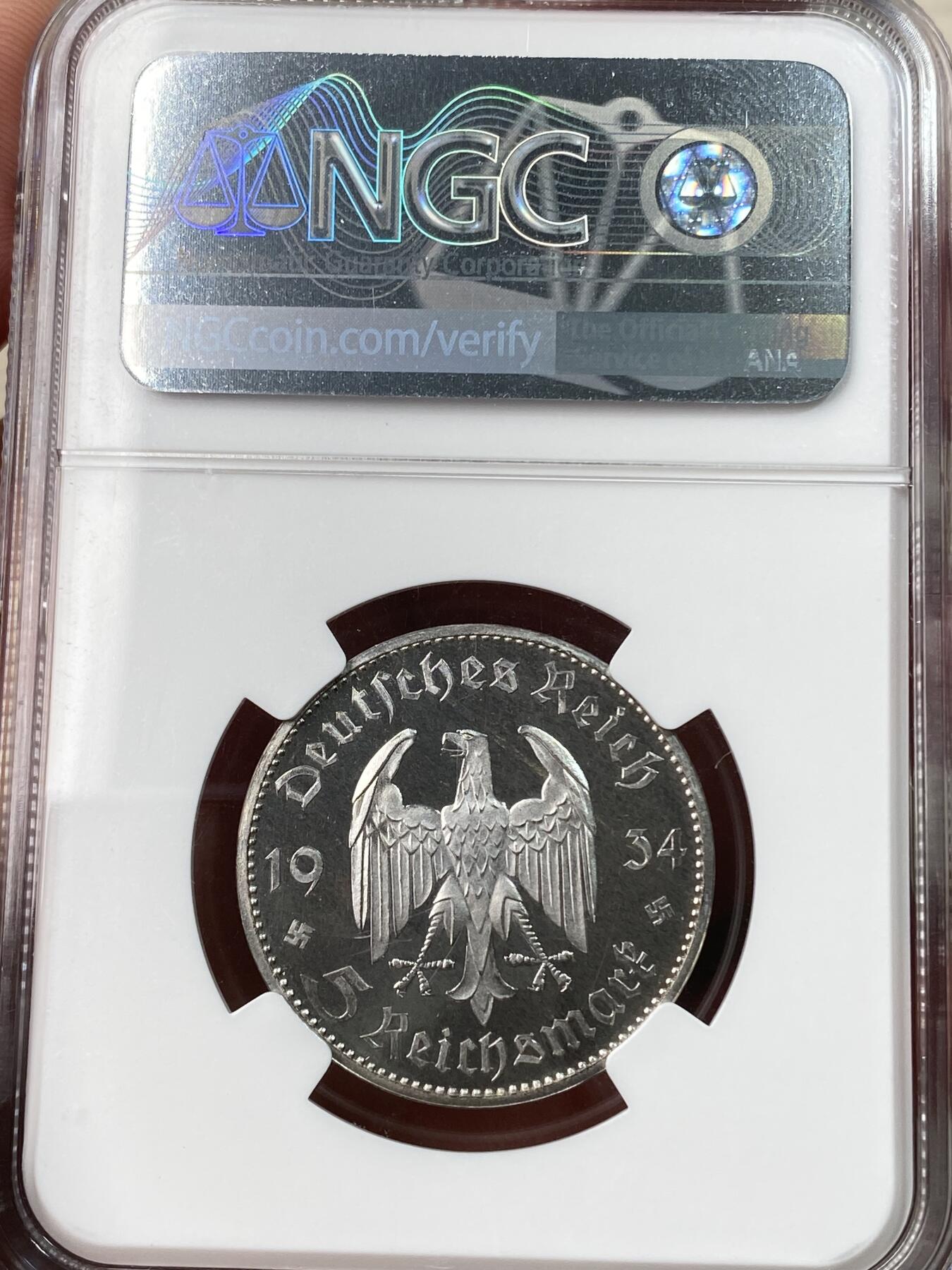 万国钱币拍卖第055期 NGC PF66CAM 1934年德三帝国波茨坦教堂加字精制5马克 普制通货极其常见的品种 但顶级品相的精制一直都是可遇不可求的存在 黝黑深度镜面精制底板 喷砂质感的教堂与帝国鹰 无需赘述的一枚GEM级别精制德三教堂 NGC唯一冠军分 23年8月HA一枚PF65成交价5760美金供参考