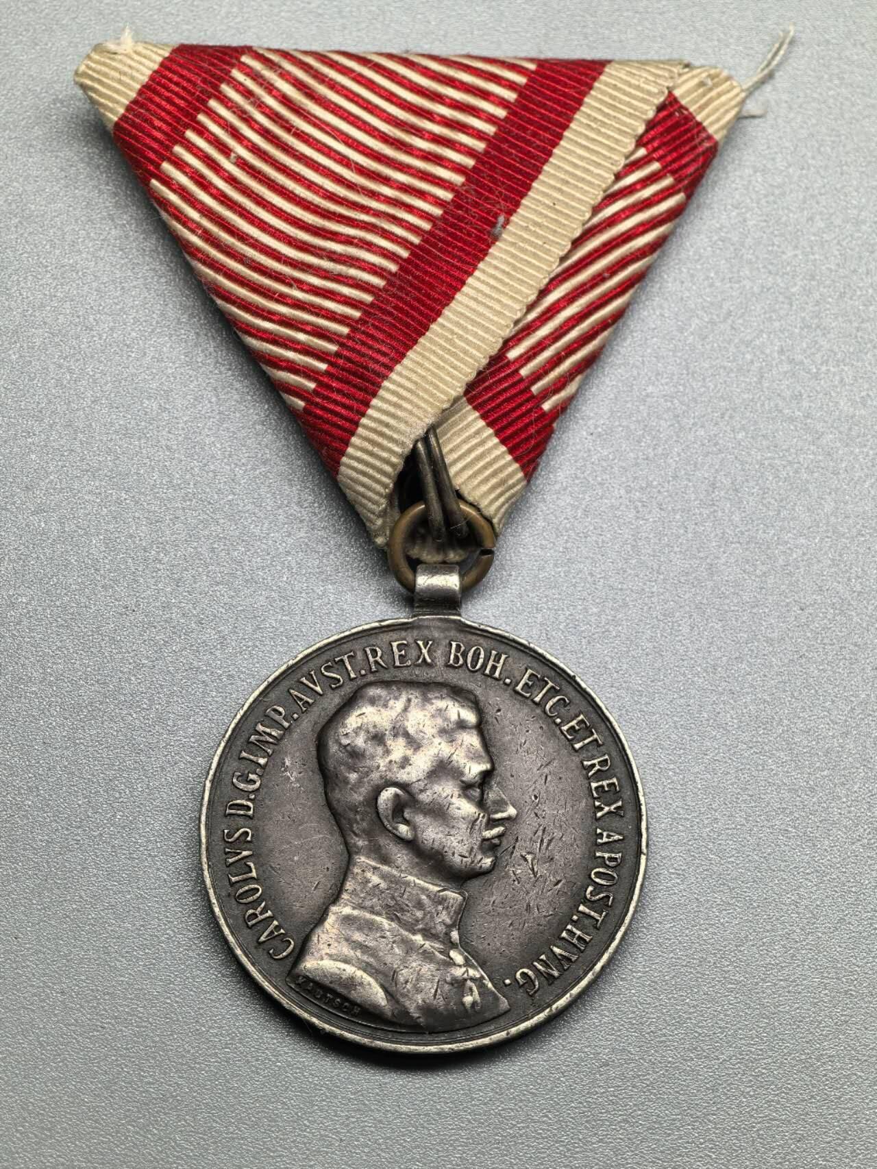 小驴勋章奖章收藏11月15日周六晚五点拍卖（珍爱和平，收藏战争，铭记历史，勿忘国耻，忠党爱国。有偿代拍，送拍规则在简介最后，参拍须阅读规则后再参拍，关系到运费包装发货时效真假辨别等关键信息，拍卖时不再发原图，看大图店主微信码在拍卖店铺介绍里） 奥匈帝国银级勇敢奖章，银制卡尔版