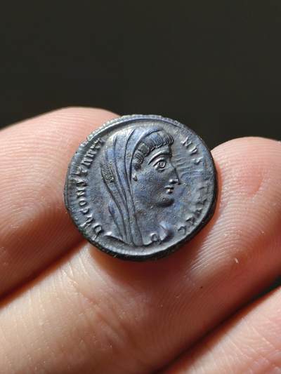 星盘世界钱币十一月二十二日古典币精品专场 - 极品！古罗马君士坦丁大帝追思币，AD337-340，正面是君士坦丁披纱造型，背面是马车和神之手，热门品种，此品种好品少见，这枚图案和神之手都非常清晰，比较难得