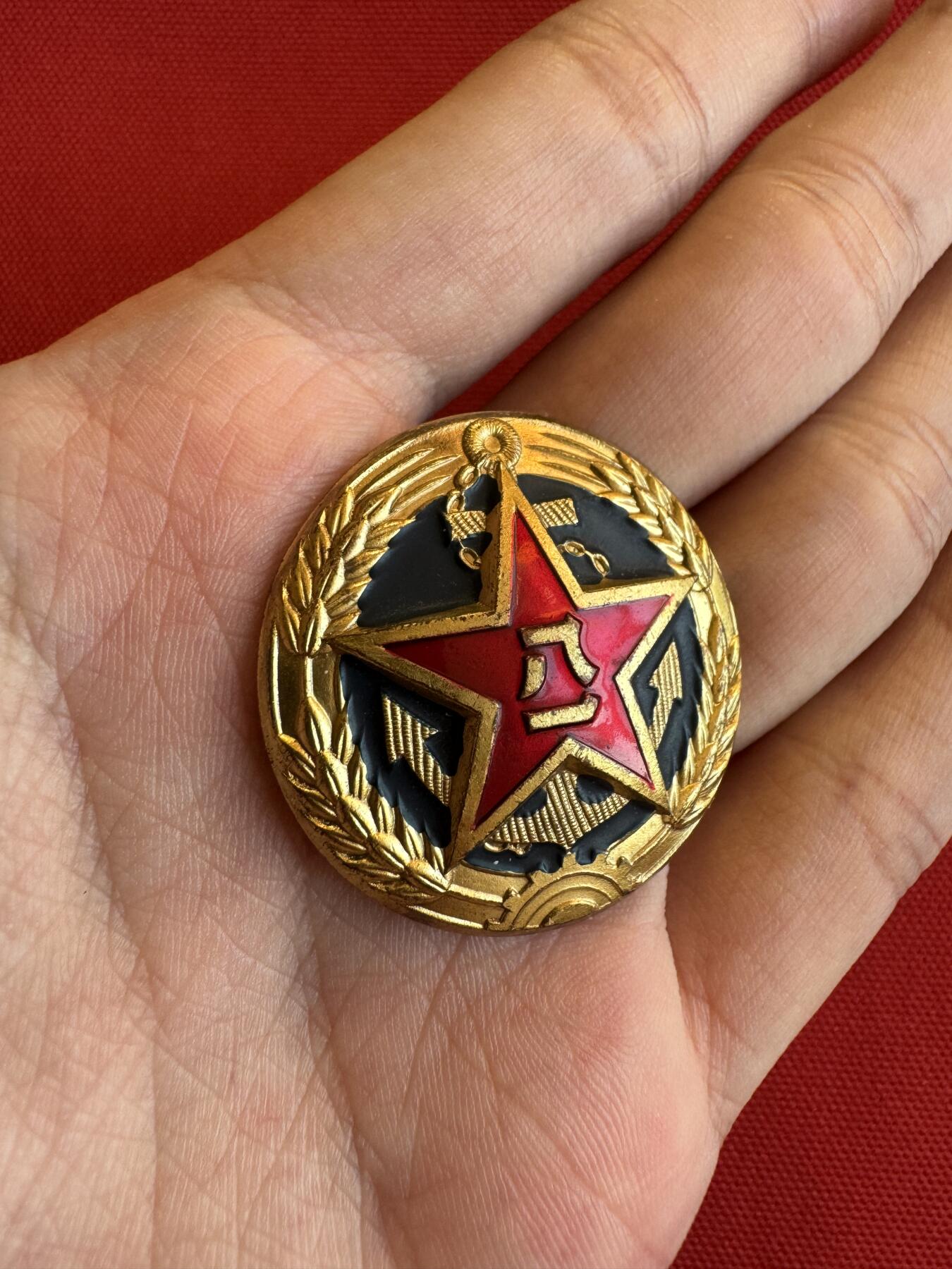 五哥徽章群   15号周六晚上八点4群联拍 帽徽