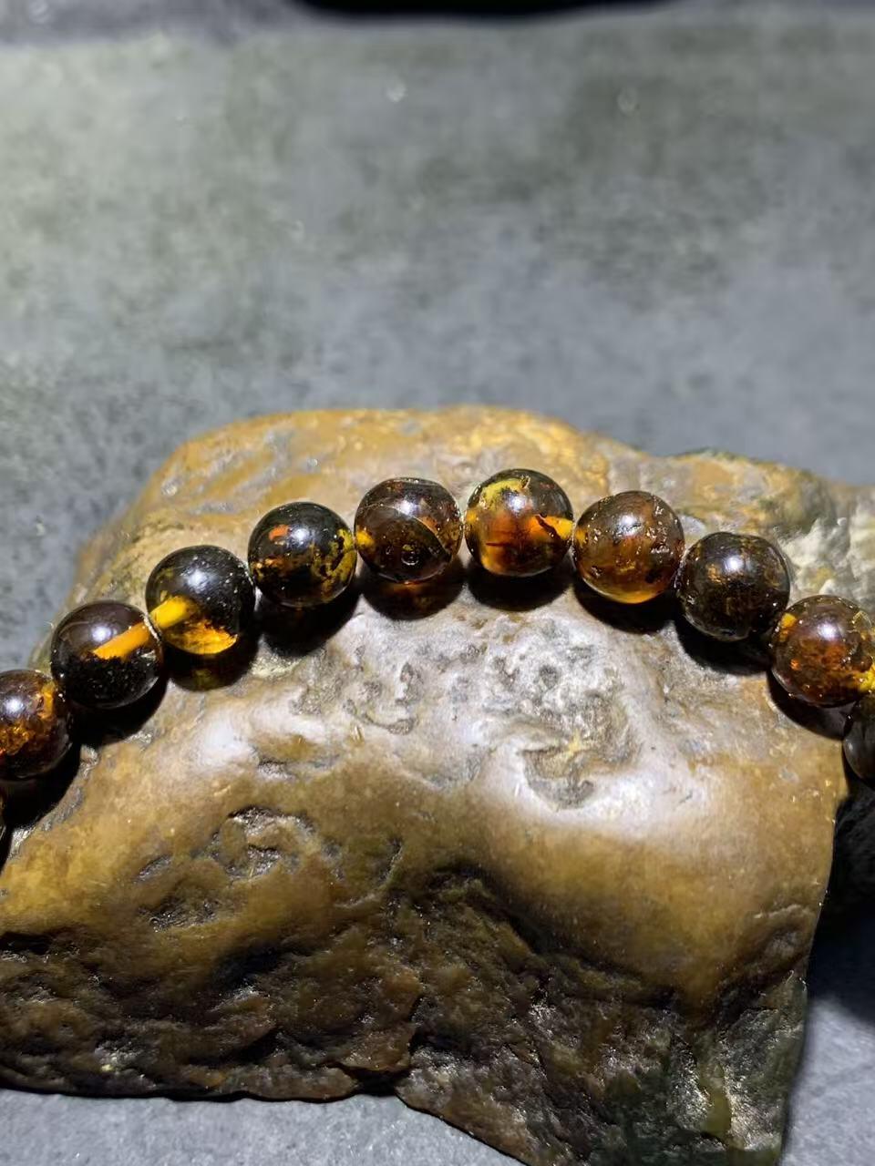 乌克兰花珀随形手串一条，