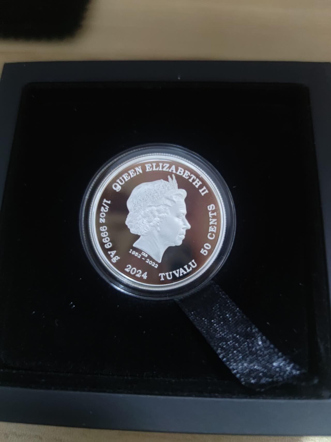 图瓦卢卡通生肖二分之一盎司银币