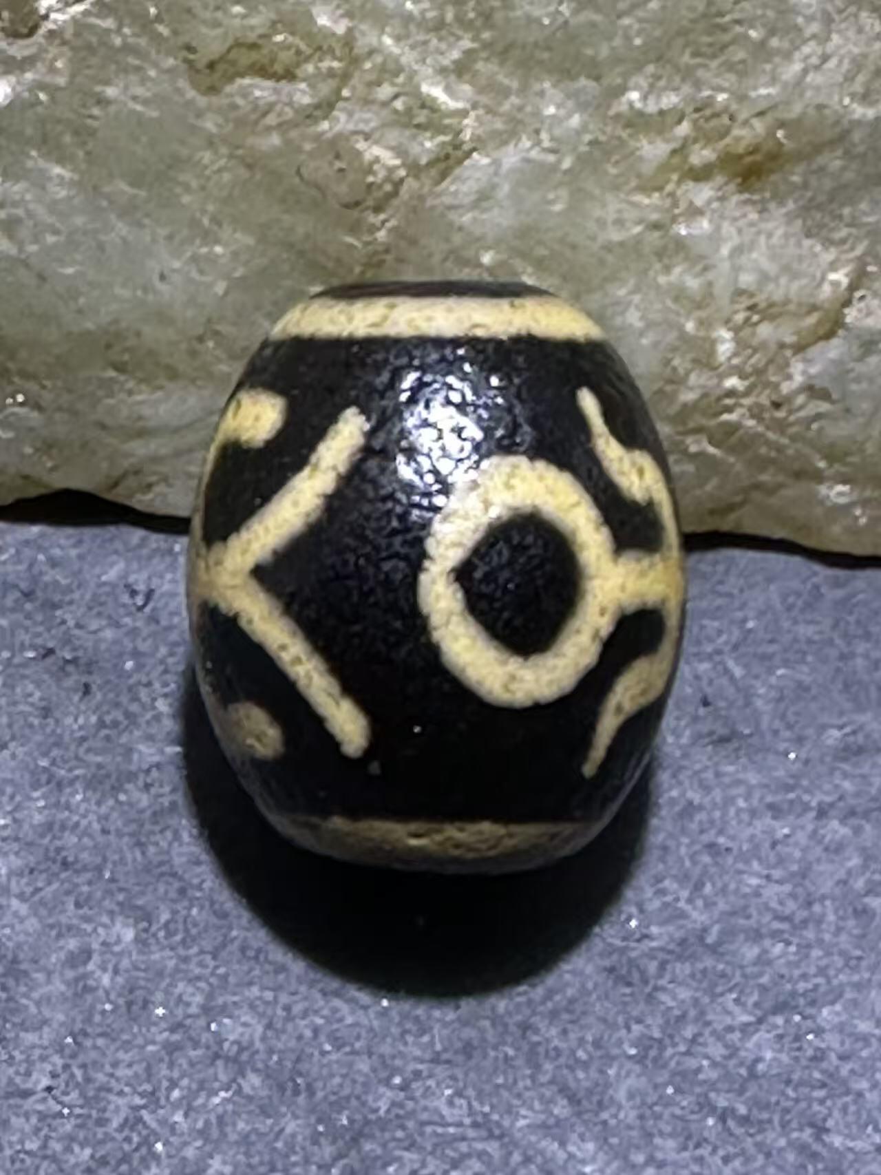 仅此一颗，精品藏传牙黄贵人玛瑙天珠一颗，。，