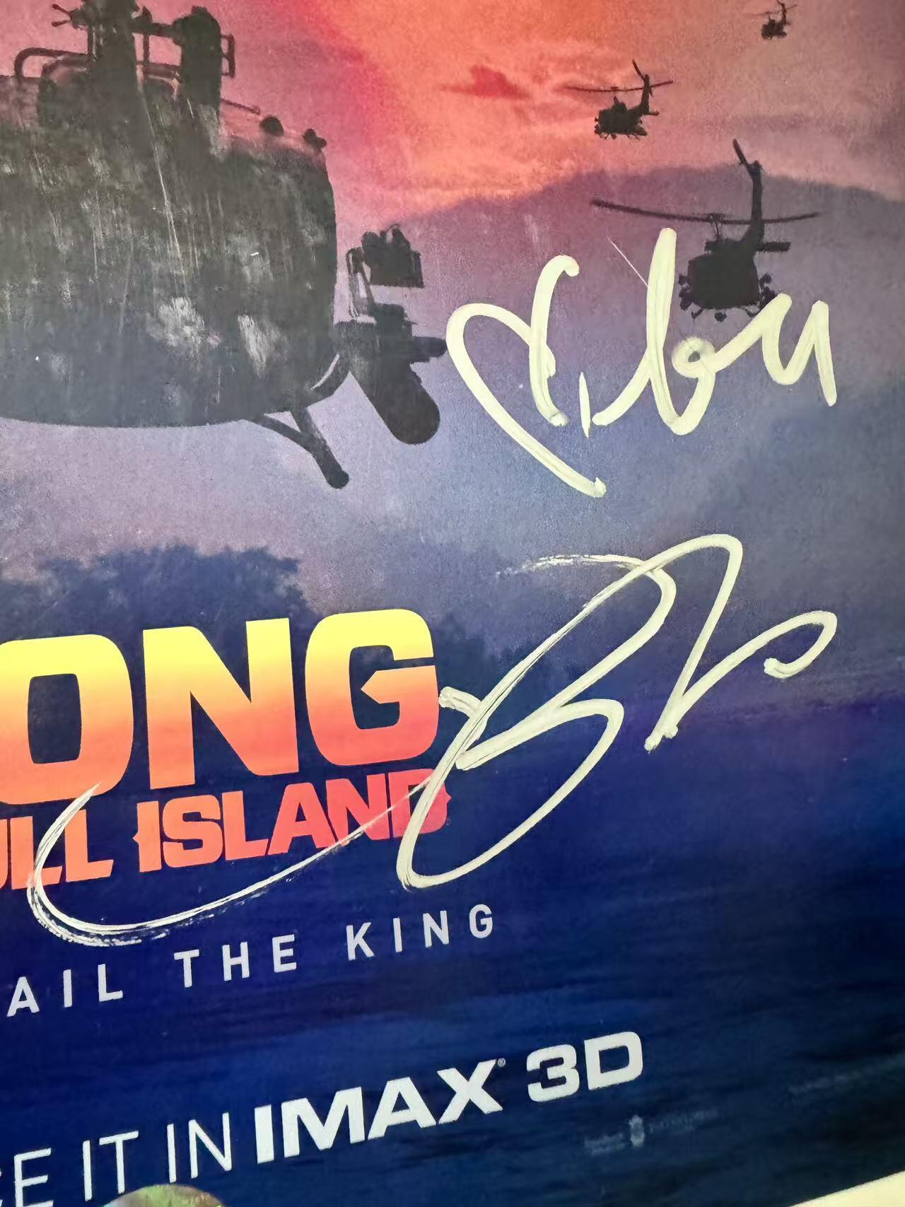 零元拍：《金刚：骷髅岛》IMAX 3D原版海报，“抖森”汤姆·希德勒斯顿、塞缪尔·杰克逊、布丽·拉尔森、景甜4人亲笔签名，尺寸A3。图七为装裱效果，拍品不含装裱。