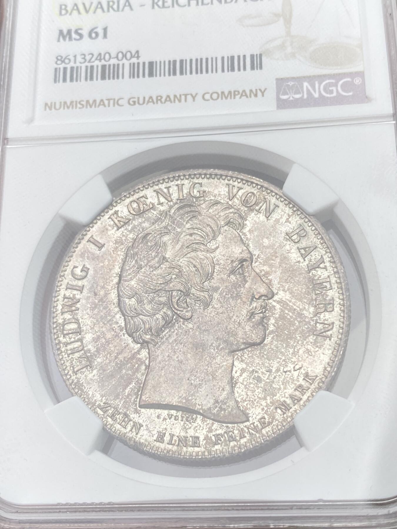万国钱币拍卖第055期 NGC MS61 1826年德国巴伐利亚路德维希一世时期两位杰出科学家纪念大泰勒 币面有类似博物馆收藏编号的数字 1826年巴伐利亚赖兴巴赫和夫琅禾费相继去世 这是王国重大损失 路德维希一世发型此泰勒边铭文:为居功至伟者献上桂冠