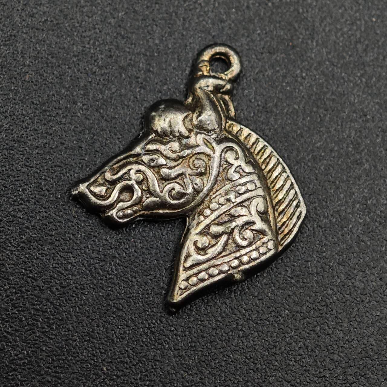 【淘币小摊】实时拍第七百九十六拍   小银币场   满百包邮可预留二周 每周一统一发货   银马头吊坠重1.1克