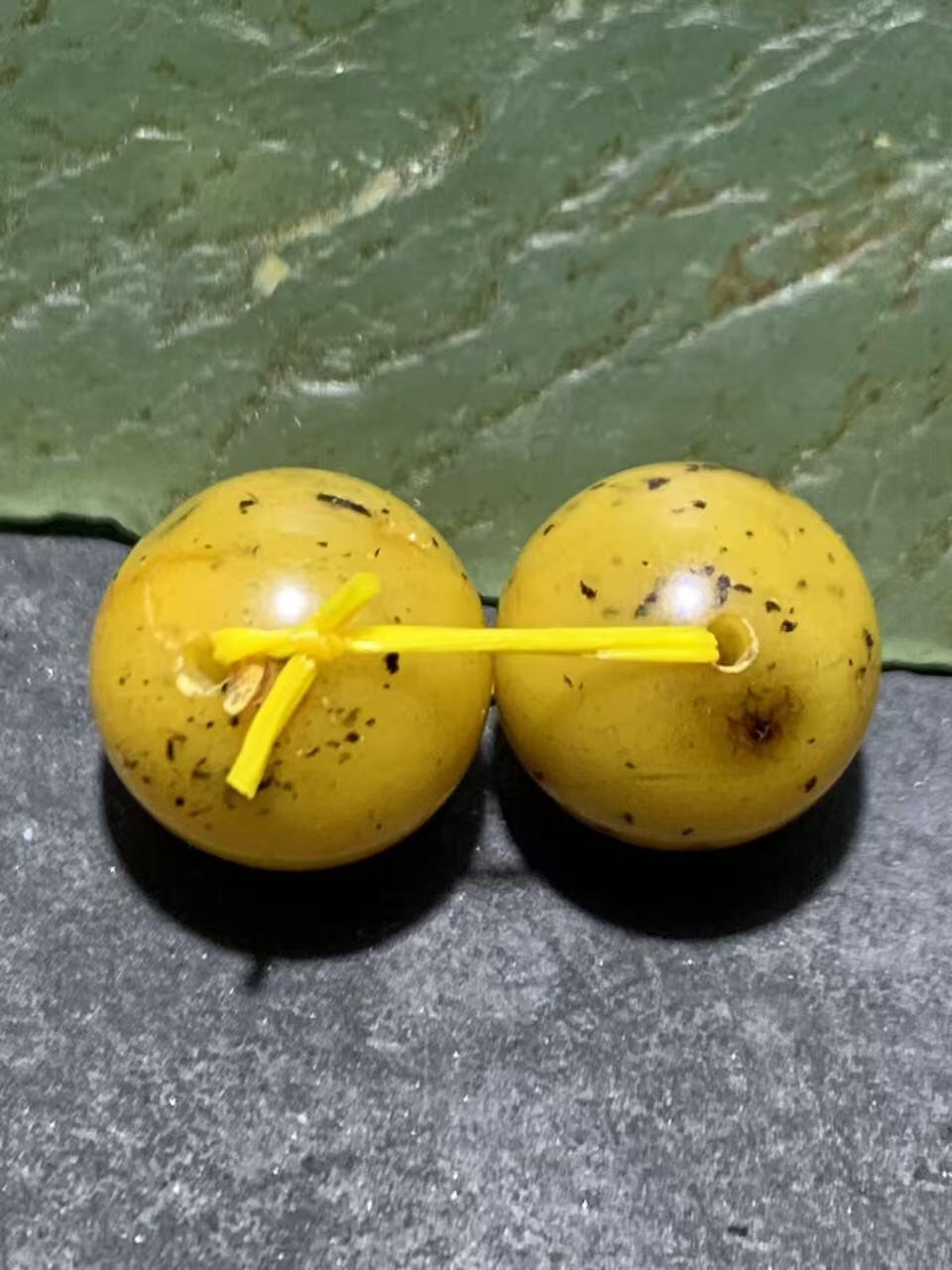 天然俄料蜜蜡通货圆珠一对，