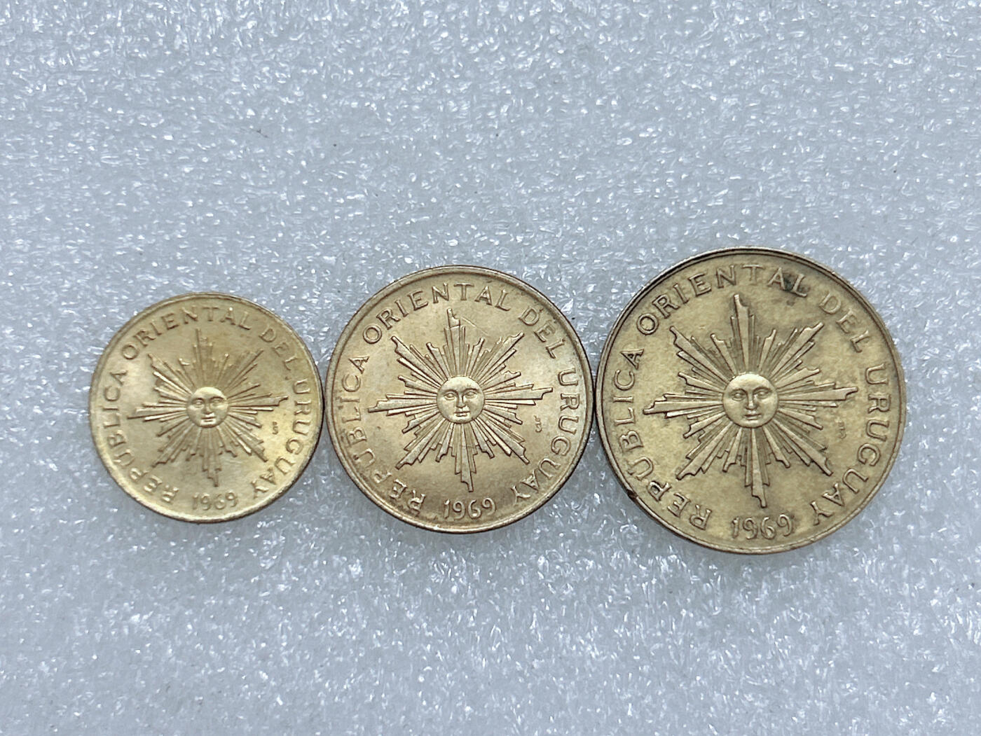 第一海外回流一元起拍收藏 散集专场  第266期 乌拉圭1969年铜币 3枚 好品