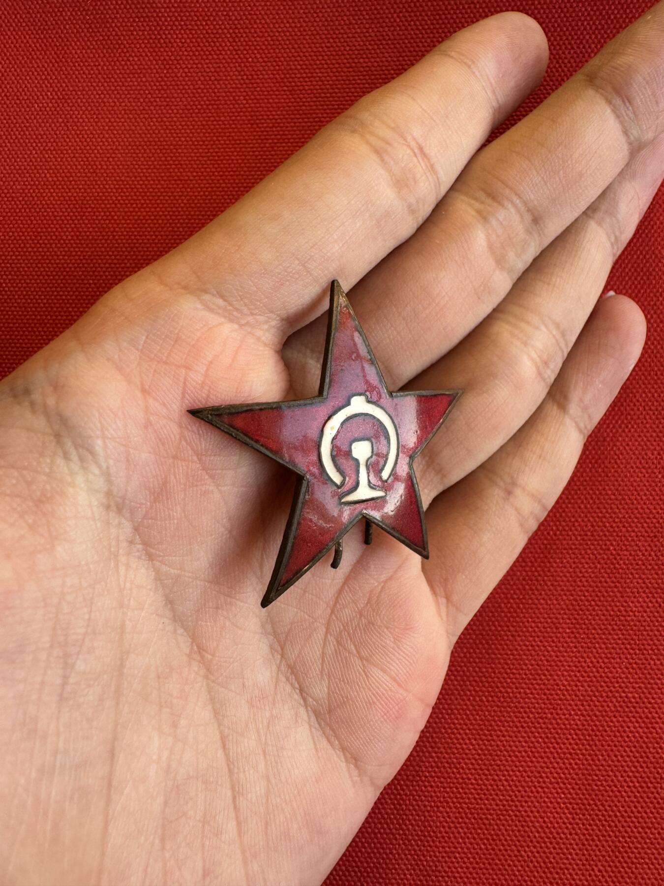 五哥徽章群   15号周六晚上八点4群联拍 帽徽