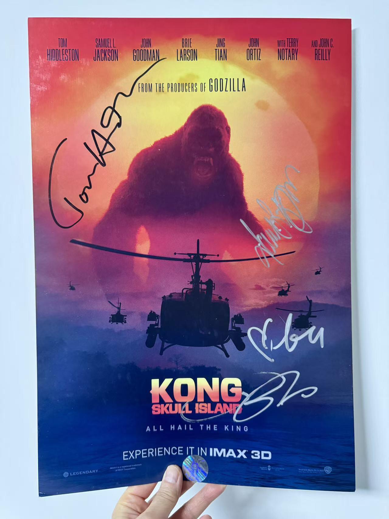 零元拍：《金刚：骷髅岛》IMAX 3D原版海报，“抖森”汤姆·希德勒斯顿、塞缪尔·杰克逊、布丽·拉尔森、景甜4人亲笔签名，尺寸A3。图七为装裱效果，拍品不含装裱。