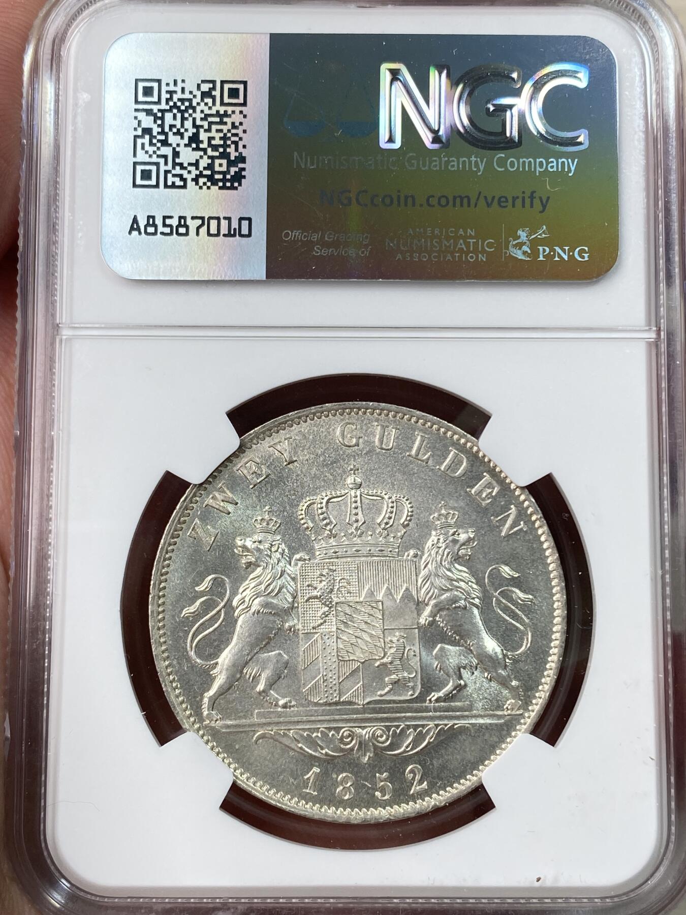 万国钱币拍卖第055期 NGC MS63 1852年德国巴伐利亚马克西米利安二世双狮护盾流通2古尔登大银币 深峻的浮雕感与银霜质感对于流通币来说非常难得 观感超越分数的状态