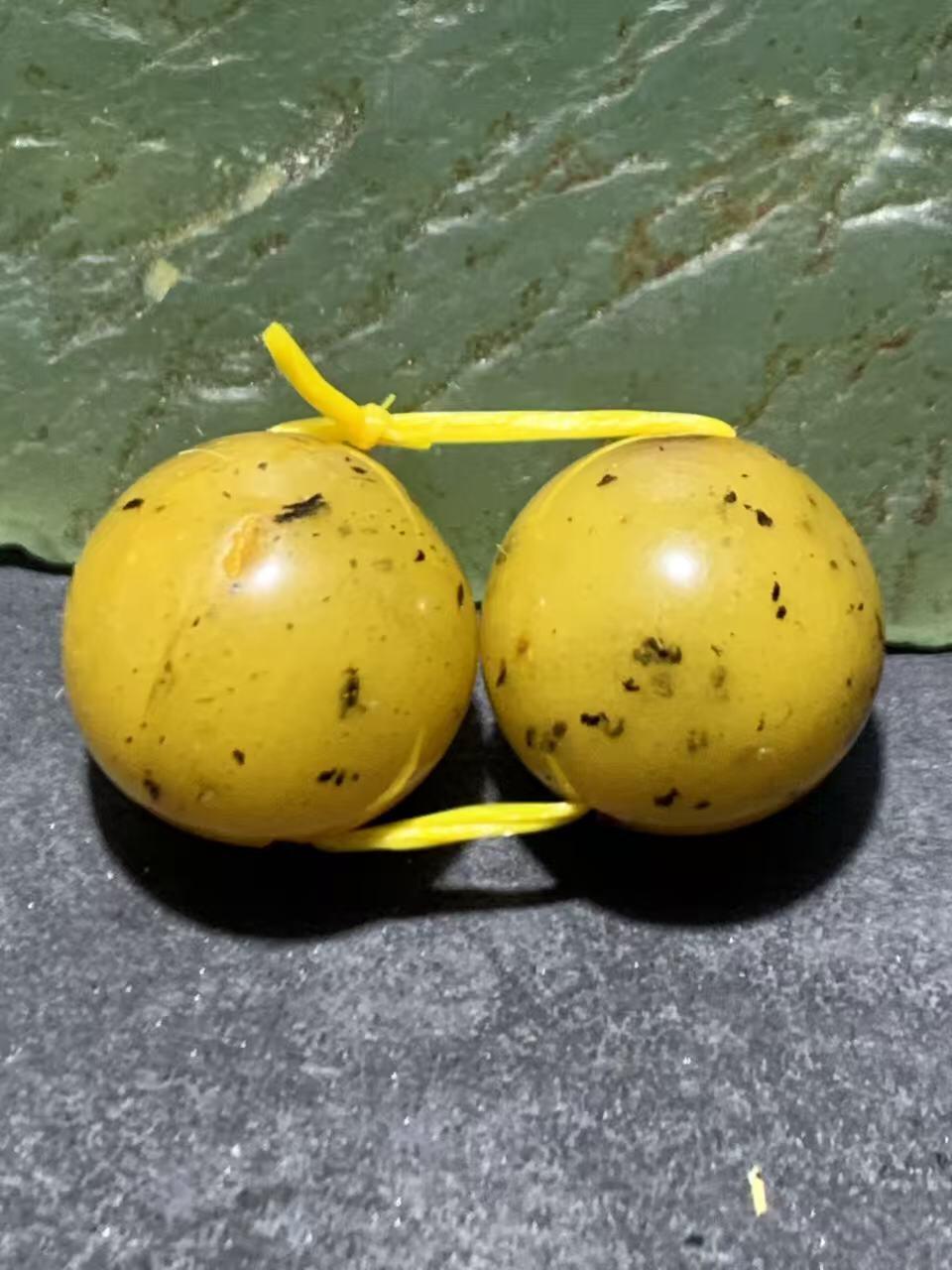 天然俄料蜜蜡通货圆珠一对，