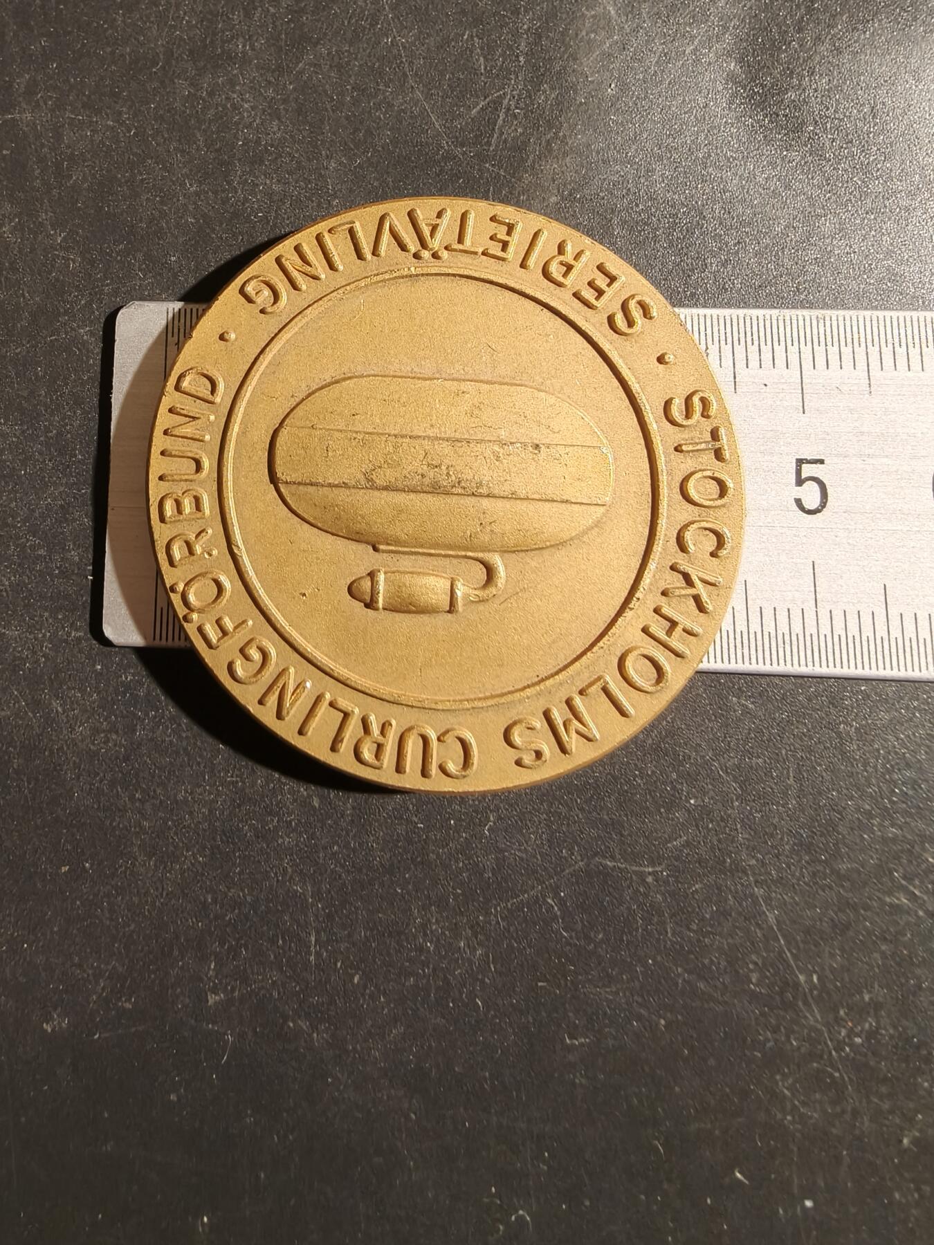 老王徽章第163期 13-15日三场连拍 16日统一发货  13、14日结束后可寄存 瑞典斯德哥尔摩冰壶协会系列赛大铜章    直径44mm.   重量37.2g