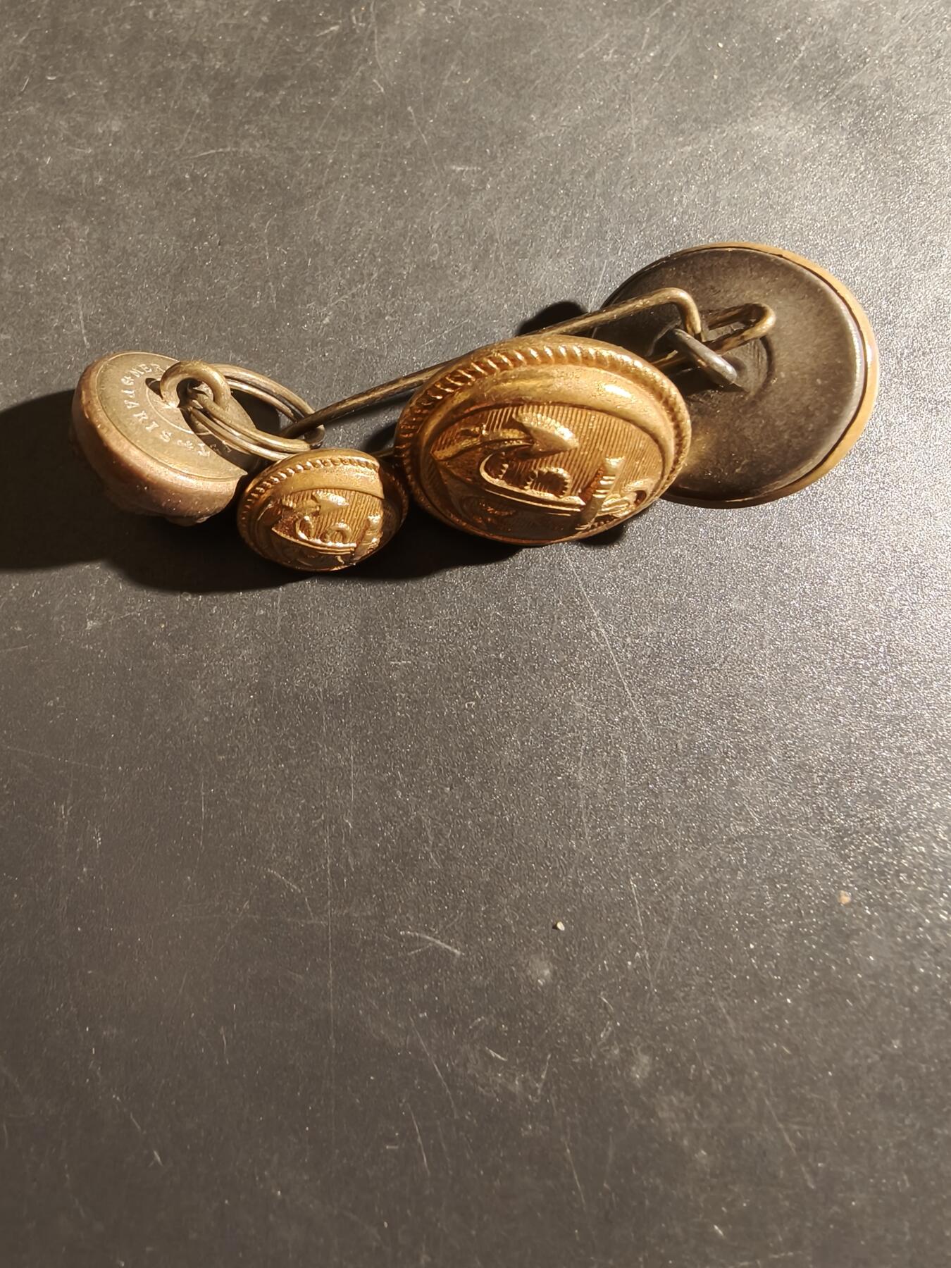 老王徽章第163期 13-15日三场连拍 16日统一发货  13、14日结束后可寄存 法国海军铜扣一组