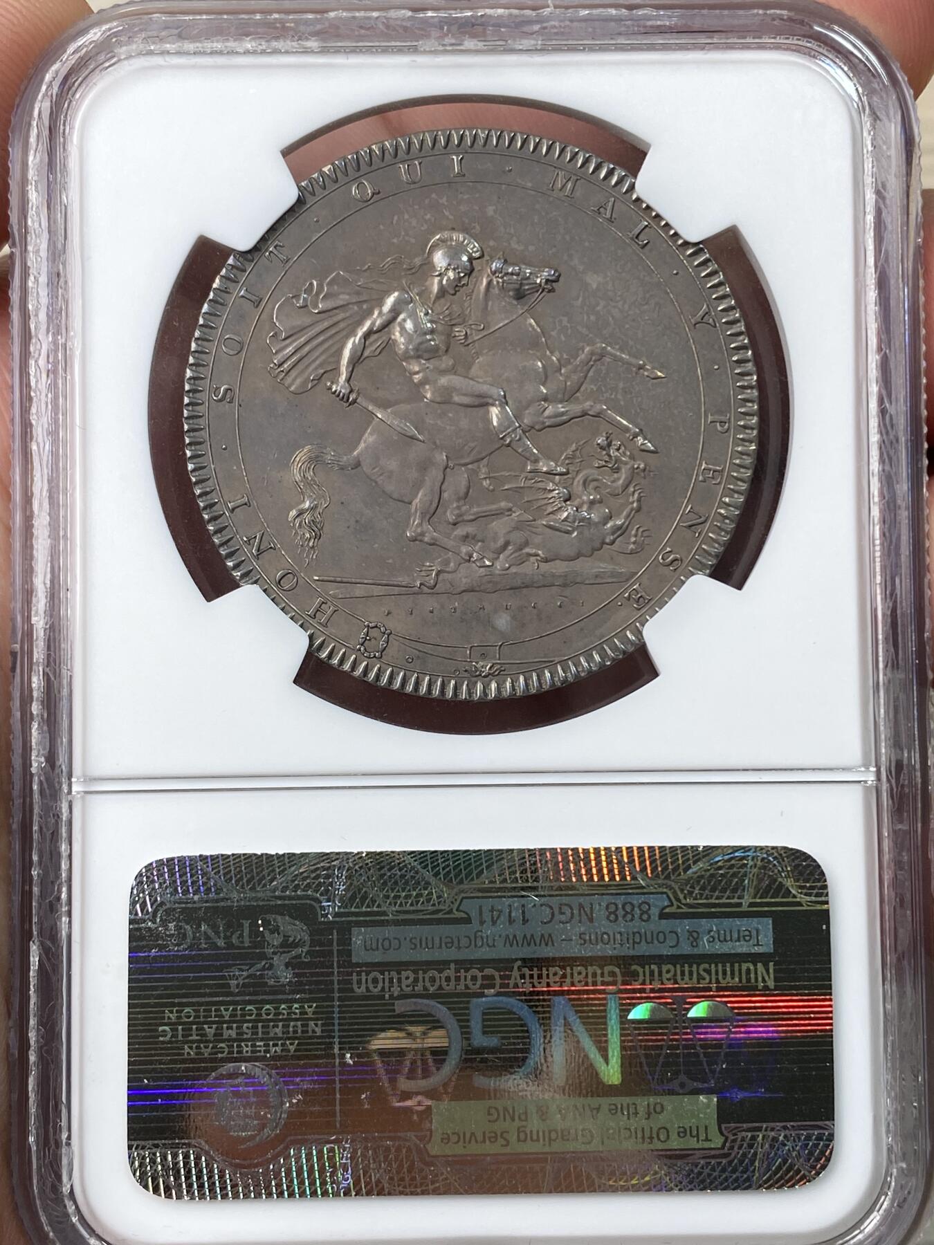 万国钱币拍卖第055期 NGC MS62 1818年英国乔治三世马剑克朗大银 英国马剑系列首年开山之作 醇厚酱彩包浆 典藏级品质 价格表现非常强劲的品种