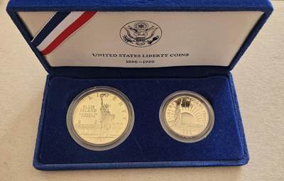 【币将精彩】世界钱币拍卖（2025-11-26） - 美国1986币自由女神像百年精制套装两枚，1元银币26.7克，有氧化带包装。