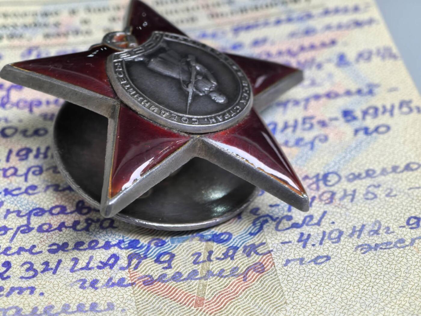 小驴勋章奖章收藏11月15日周六晚五点拍卖（珍爱和平，收藏战争，铭记历史，勿忘国耻，忠党爱国。有偿代拍，送拍规则在简介最后，参拍须阅读规则后再参拍，关系到运费包装发货时效真假辨别等关键信息，拍卖时不再发原图，看大图店主微信码在拍卖店铺介绍里） 二战红星两枚台阶版N0:145691,N01191731 ，红旗勋章（文字处脱皮），保卫高加索、战胜德国、建军三十周年，均带证书和部分电子档案。 主人：苏联空军工程兵少校 二战时是空军维修工程师，空军军校教官