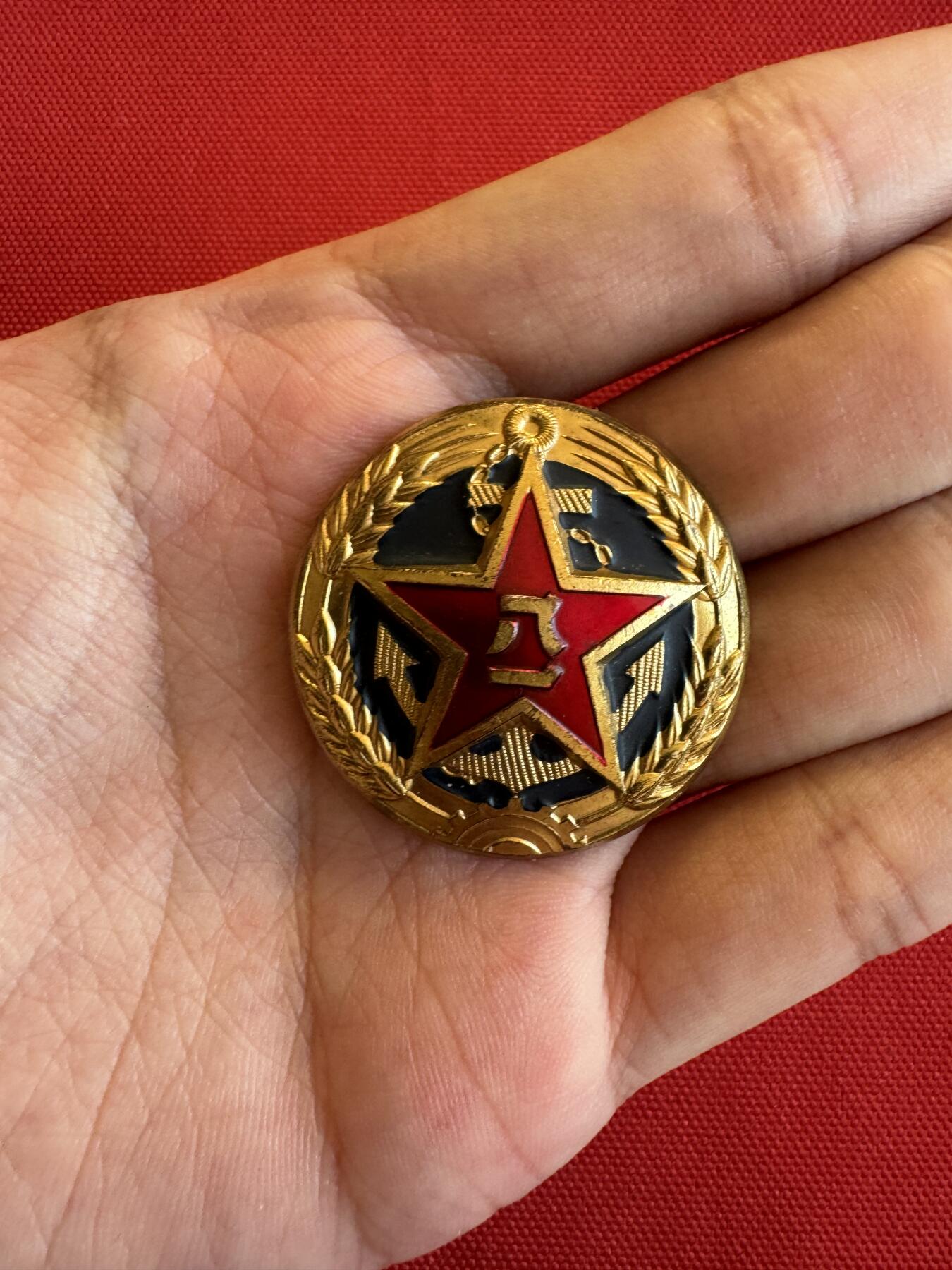 五哥徽章群   15号周六晚上八点4群联拍 帽徽