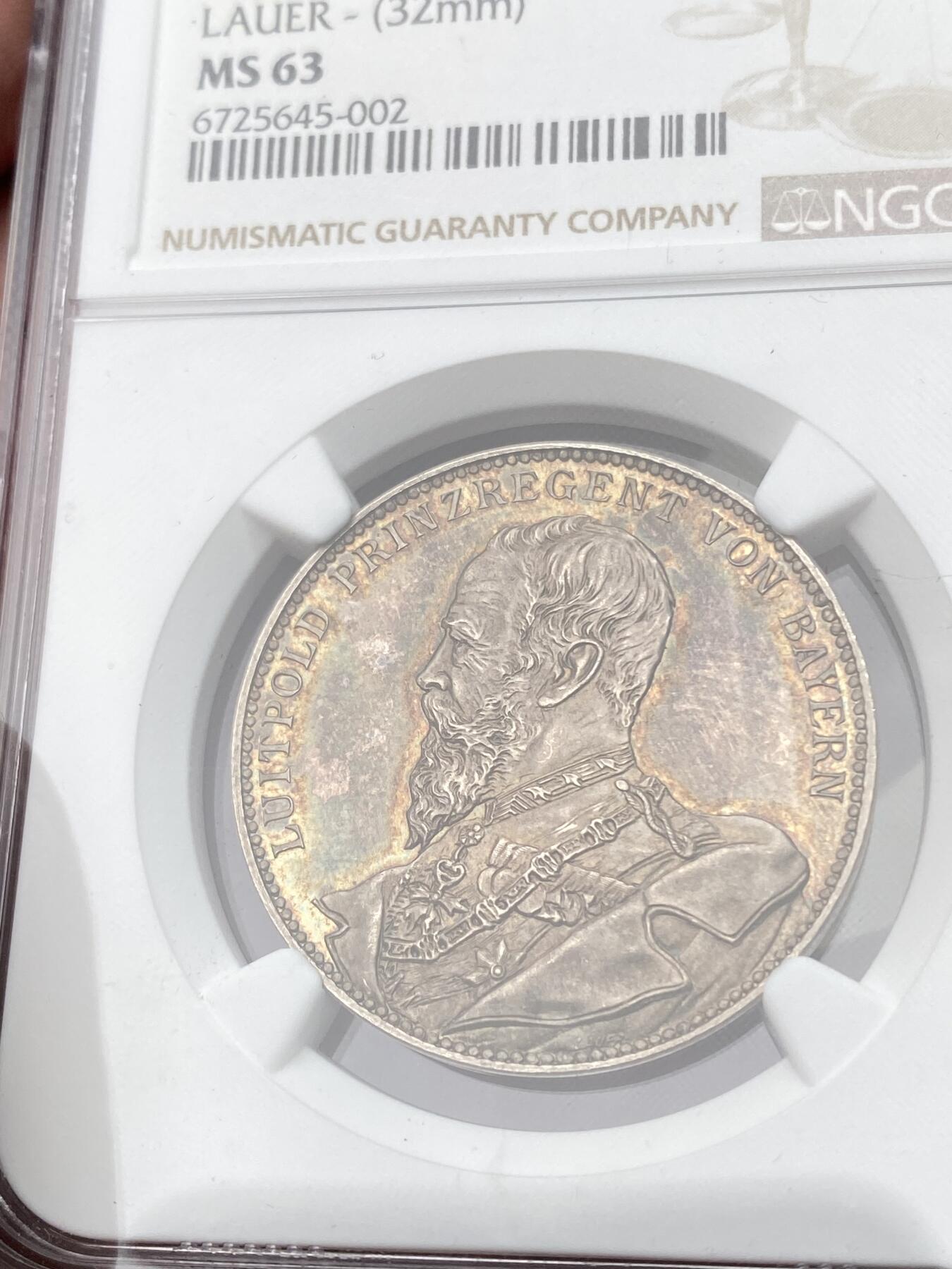 万国钱币拍卖第055期 NGC MS63 1901年德国巴伐利亚利奥波德摄政王80大寿纪念银章 罕见品种 均匀通透的深玫瑰香槟彩包浆覆盖在巴伐利亚风格双狮护盾之上 绝美收藏级
