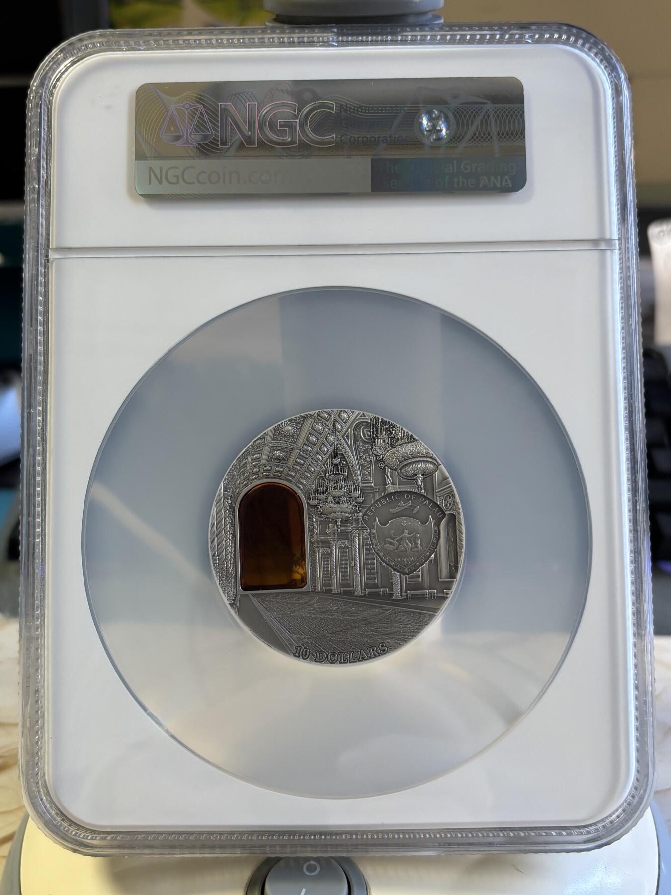 第182期拍卖 帕劳 2012年 琥珀屋第四组-克林姆林宫镶琥珀仿古银币 NGC-MS70带原证书，2盎司，999银，发行999枚