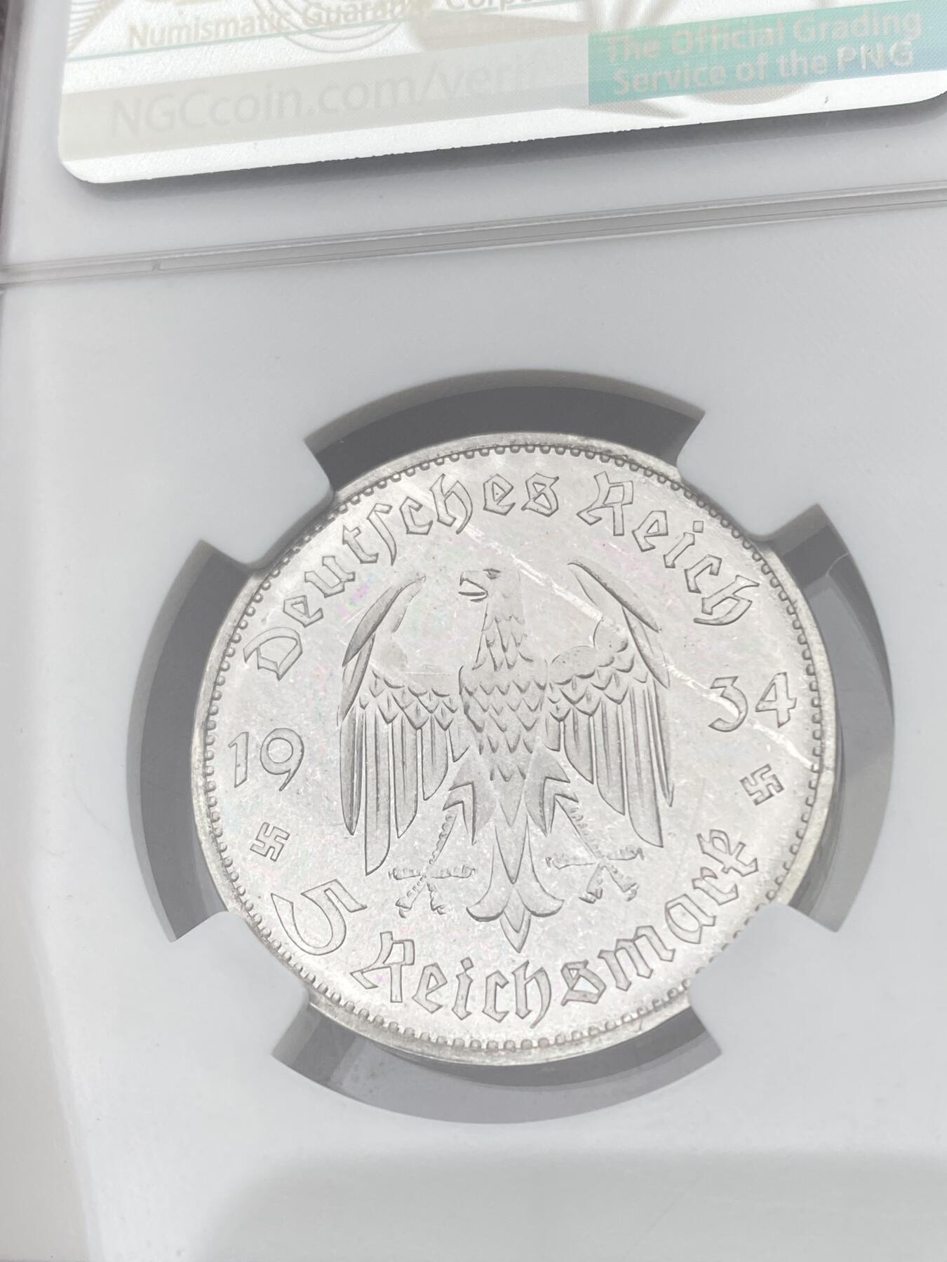 万国钱币拍卖第055期 NGC PF66CAM 1934年德三帝国波茨坦教堂加字精制5马克 普制通货极其常见的品种 但顶级品相的精制一直都是可遇不可求的存在 黝黑深度镜面精制底板 喷砂质感的教堂与帝国鹰 无需赘述的一枚GEM级别精制德三教堂 NGC唯一冠军分 23年8月HA一枚PF65成交价5760美金供参考