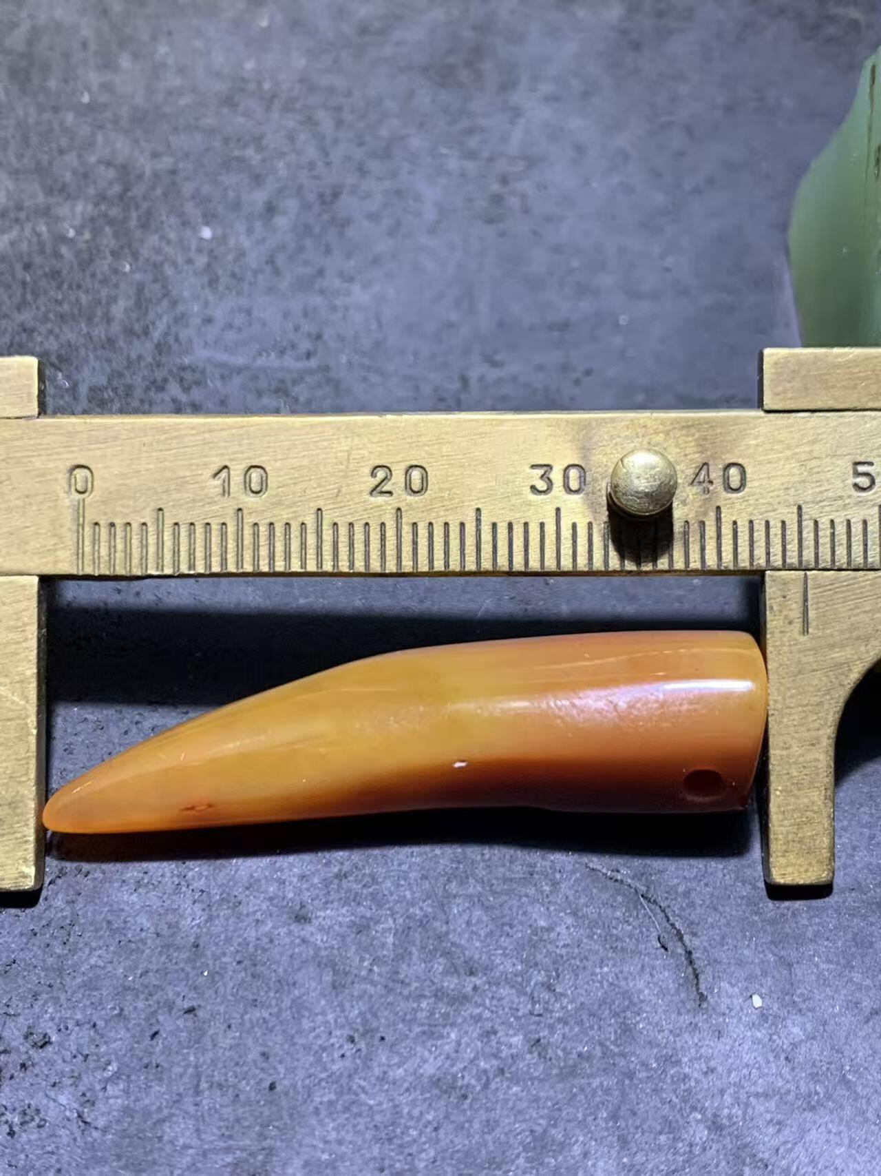 精美蒙料原皮冻料战国红随形玛瑙牙形吊坠一个，