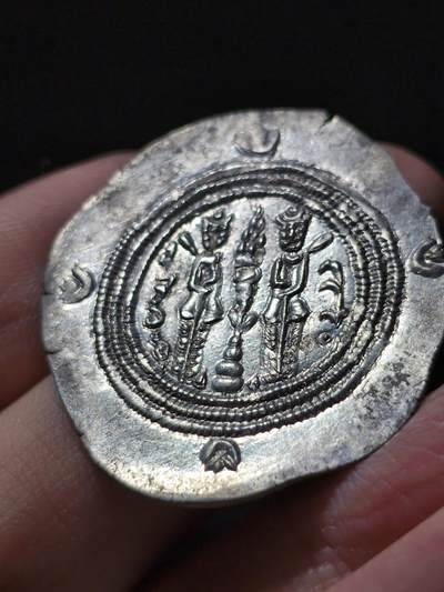 极品！早期阿拉伯造币，锡斯坦仿萨珊一德拉克马大银币，库斯老签名版，这种类型的好品极其难得，极品更是超级罕见了，这一枚属于非常顶级的品相