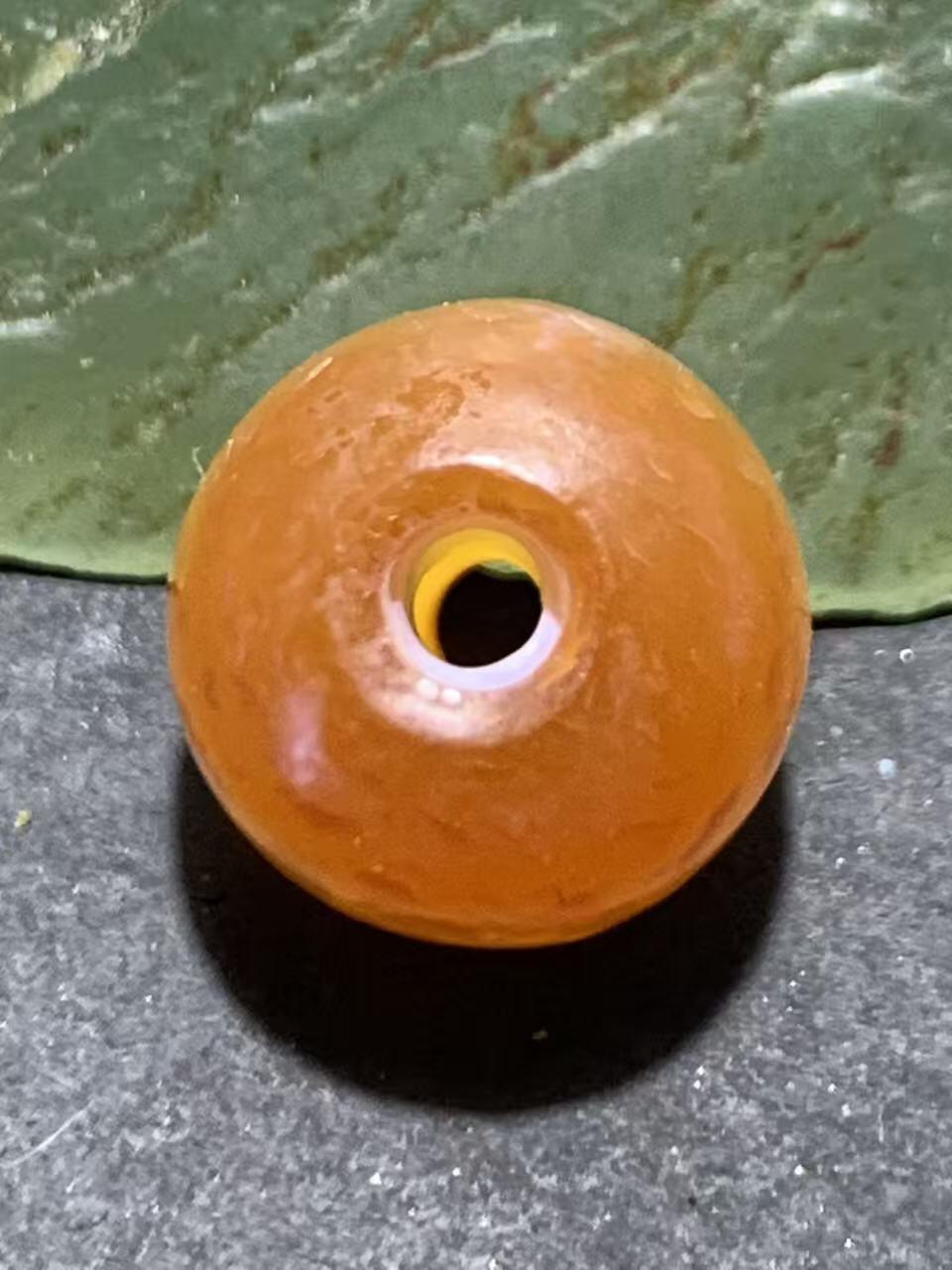 高玉化橘黄色奶油皮风化纹玛瑙随形老形珠一颗
