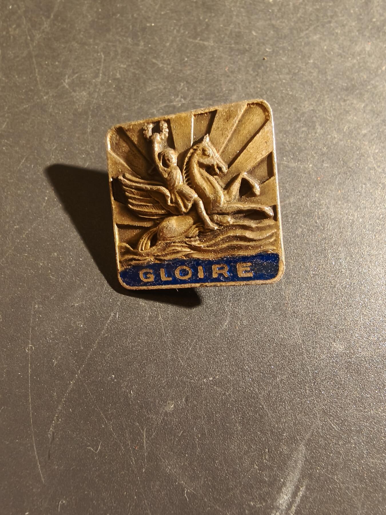 老王徽章第163期 13-15日三场连拍 16日统一发货  13、14日结束后可寄存 法国海军巡洋舰“光荣号”证章     :“光荣”号曾是法国海军的一艘巡洋舰，参与了第二次世界大战。