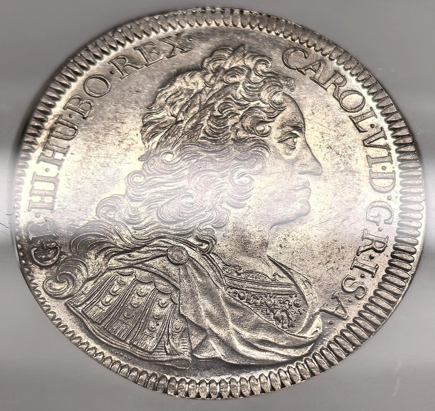 泉海漫舟·凡希社世界钱币微拍第三百十四期 荐！1730神罗总庭卡罗尔六世戎装像泰勒大银NGC-MS62，银光充沛，压铸细节优秀，不可多得的一枚收藏级神罗主币！（附视频）