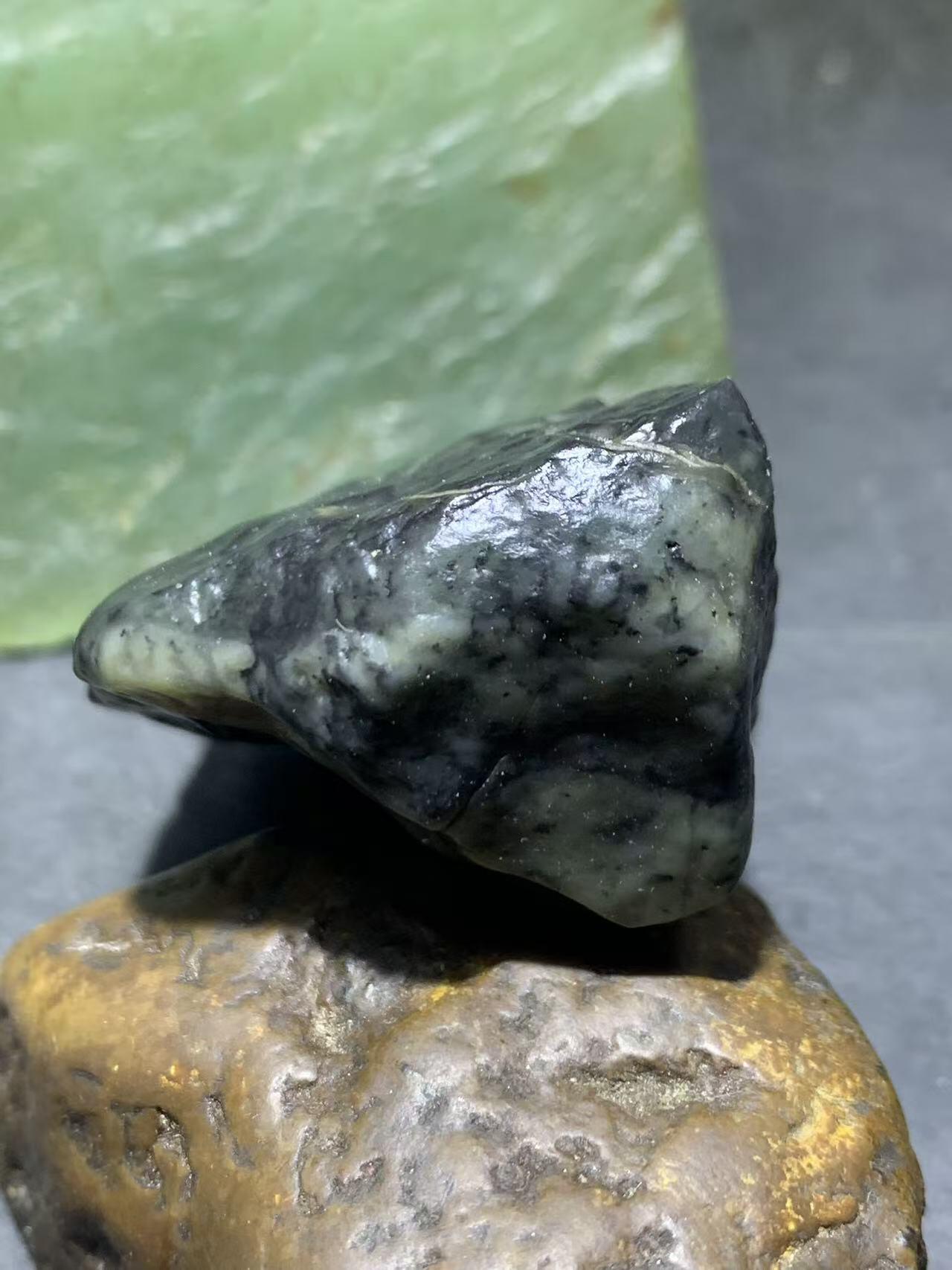 新疆戈壁风化纹和田玉青花玉原石一颗