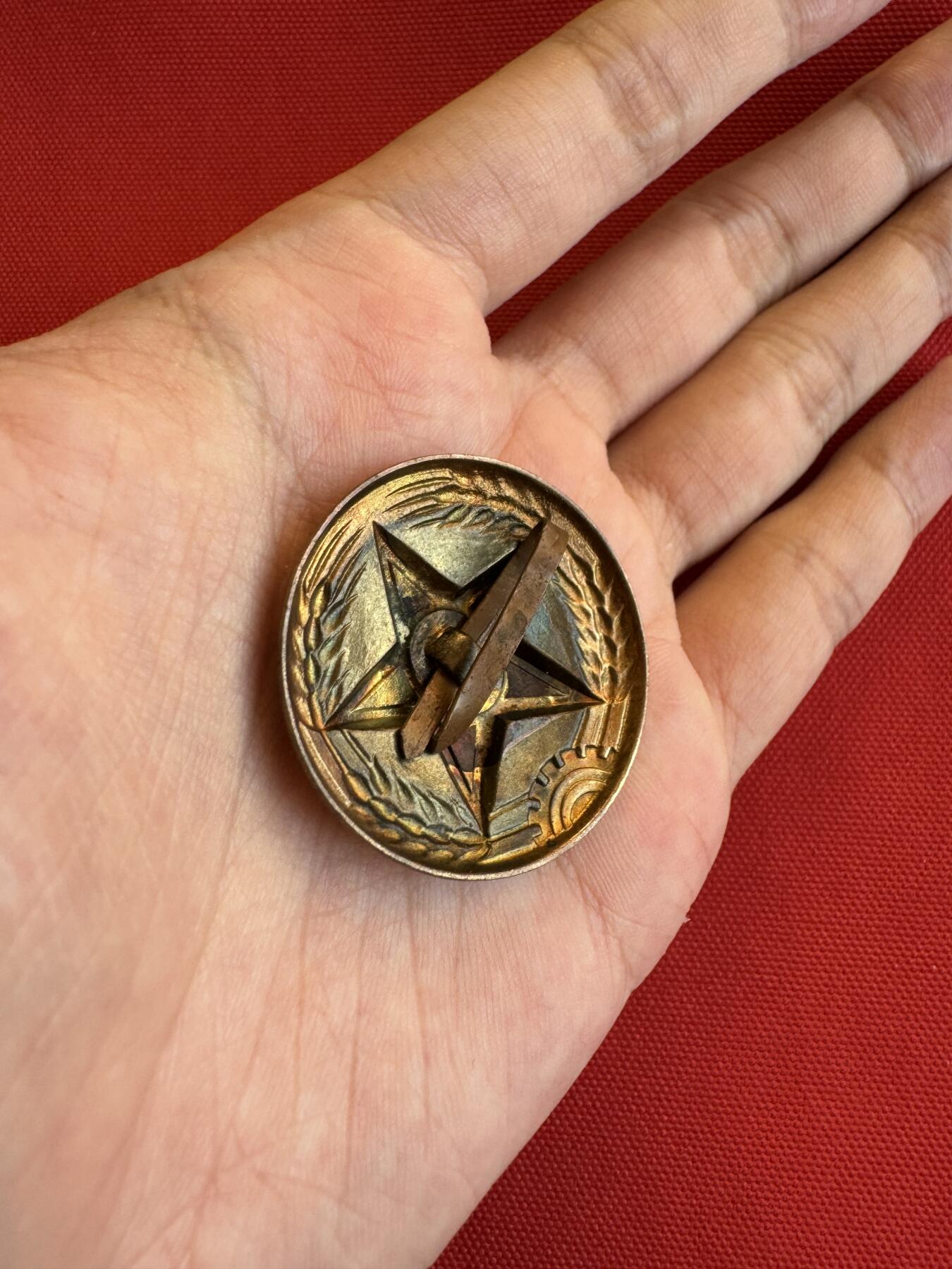 五哥徽章群   15号周六晚上八点4群联拍 帽徽