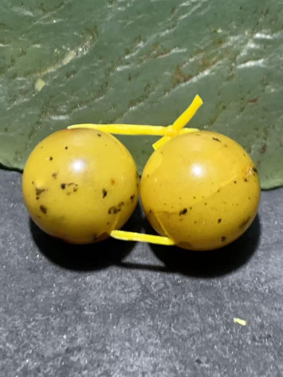 天然俄料蜜蜡通货圆珠一对，