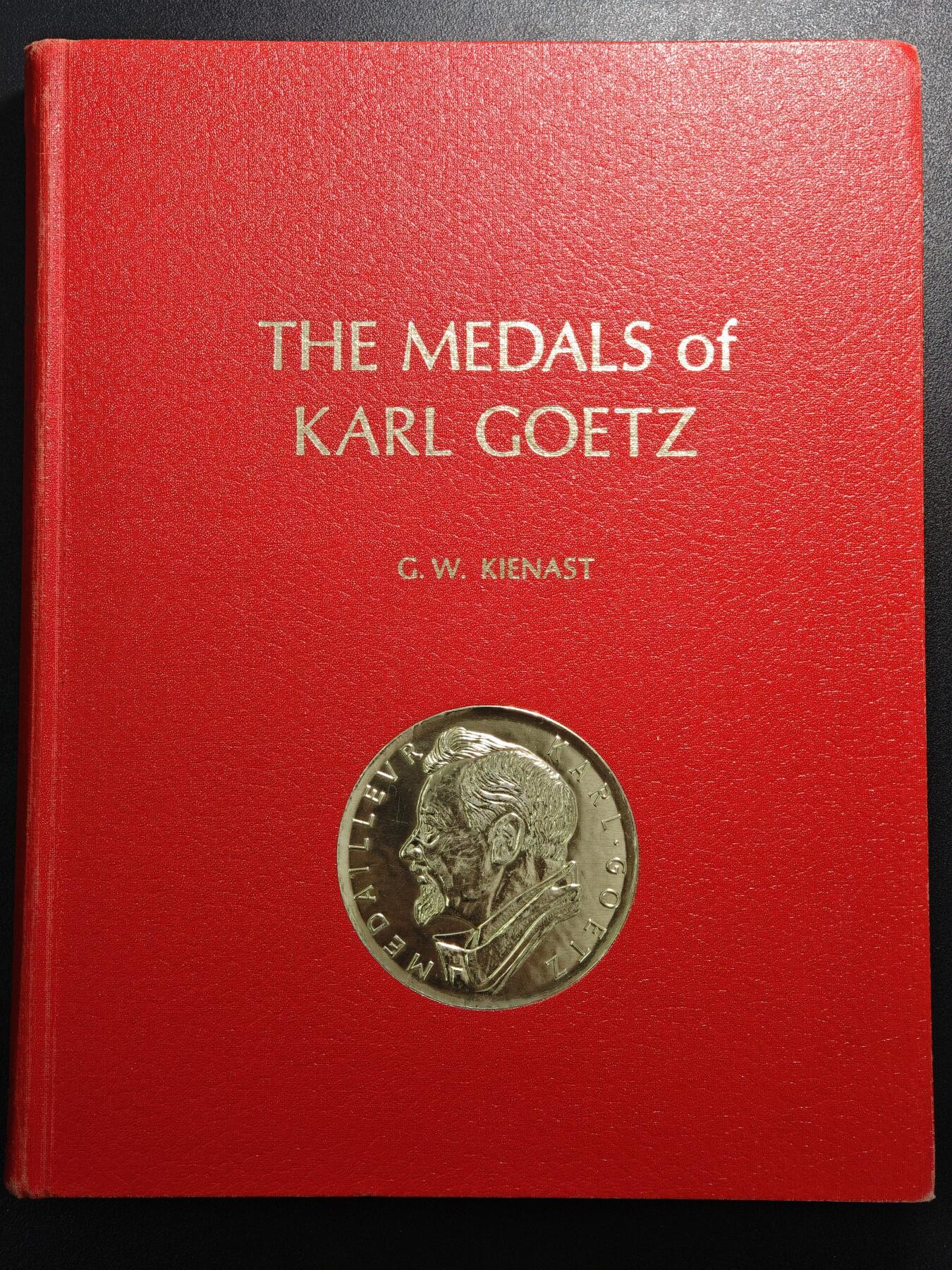 【德藏】世界币章拍卖第153期（拍品征集中~欢迎藏友联系） 97成新 绝版 1967年第一版 章牌大师卡尔歌茨-纪念章Kienast目录 作者亲笔签名版 超大开本 评级公司同款 全书约284页 布面镶嵌硬壳精装