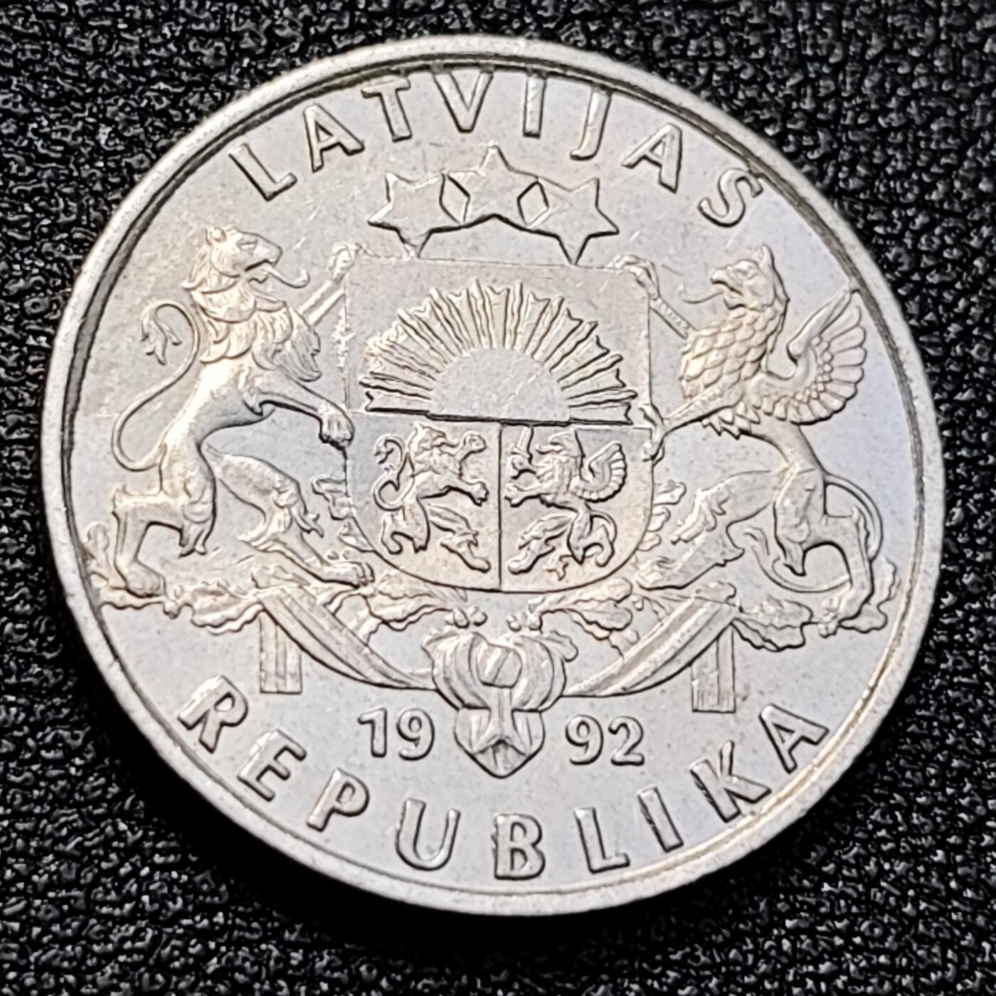 泉币菌-第129场-精品福利场（本场拍品多，请提前出价） 少见原光极美 拉脱维亚1992年1拉特 首发年份 铜镍21.7mm 鲑鱼 