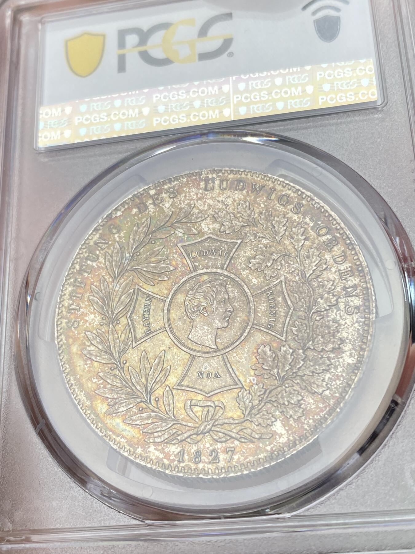 万国钱币拍卖第055期 PCGS MS62 1827年巴伐利亚路德维希勋章历史大泰勒 1827年8月25日路德维希一世以国王之名设立路德维希勋章 用以表彰为王国服务满50周年的杰出人员 并敕令造币厂发行此历史泰勒加以纪念 系列中罕见品种 阴阳调和单面五彩 状态难得