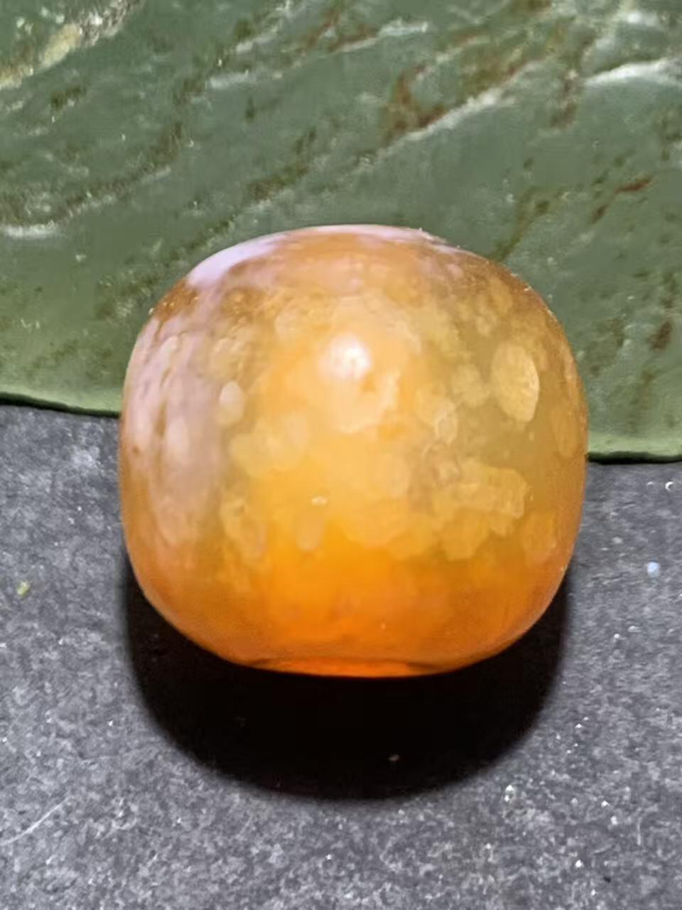 高玉化橘黄色奶油皮风化纹玛瑙随形老形珠一颗