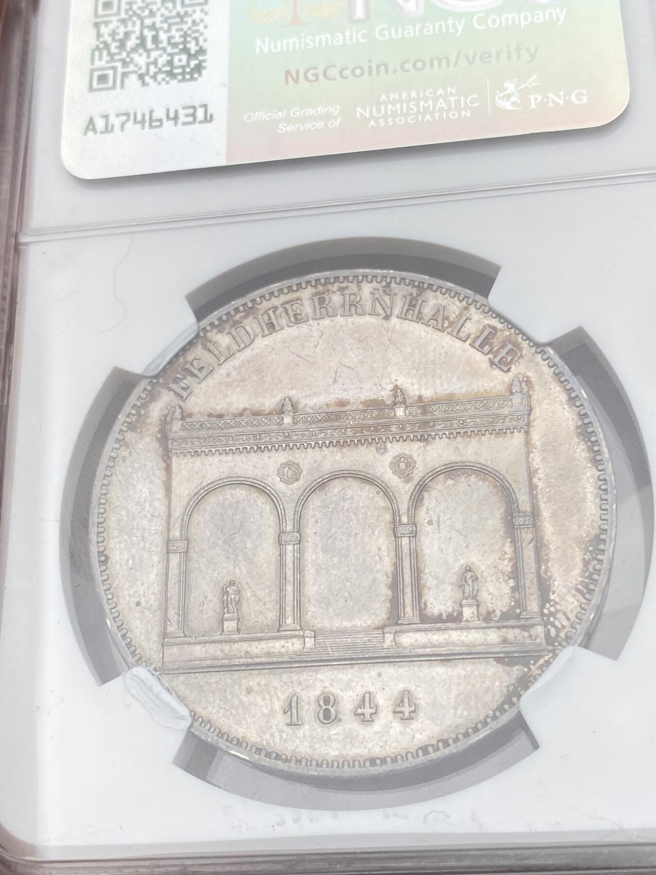 万国钱币拍卖第055期 NGC MS62 1844年德国巴伐利亚路德维希一世统帅堂历史2泰勒 淡青灰色均匀包浆极美 为庆祝统帅堂在慕尼黑落成而发行了此枚历史2T加以纪念 统帅堂造型模仿弗洛伦萨佣兵长廊 为了纪念巴伐利亚的统帅和怀念君主时代的辉煌胜利而建 如今是慕尼黑标志建筑