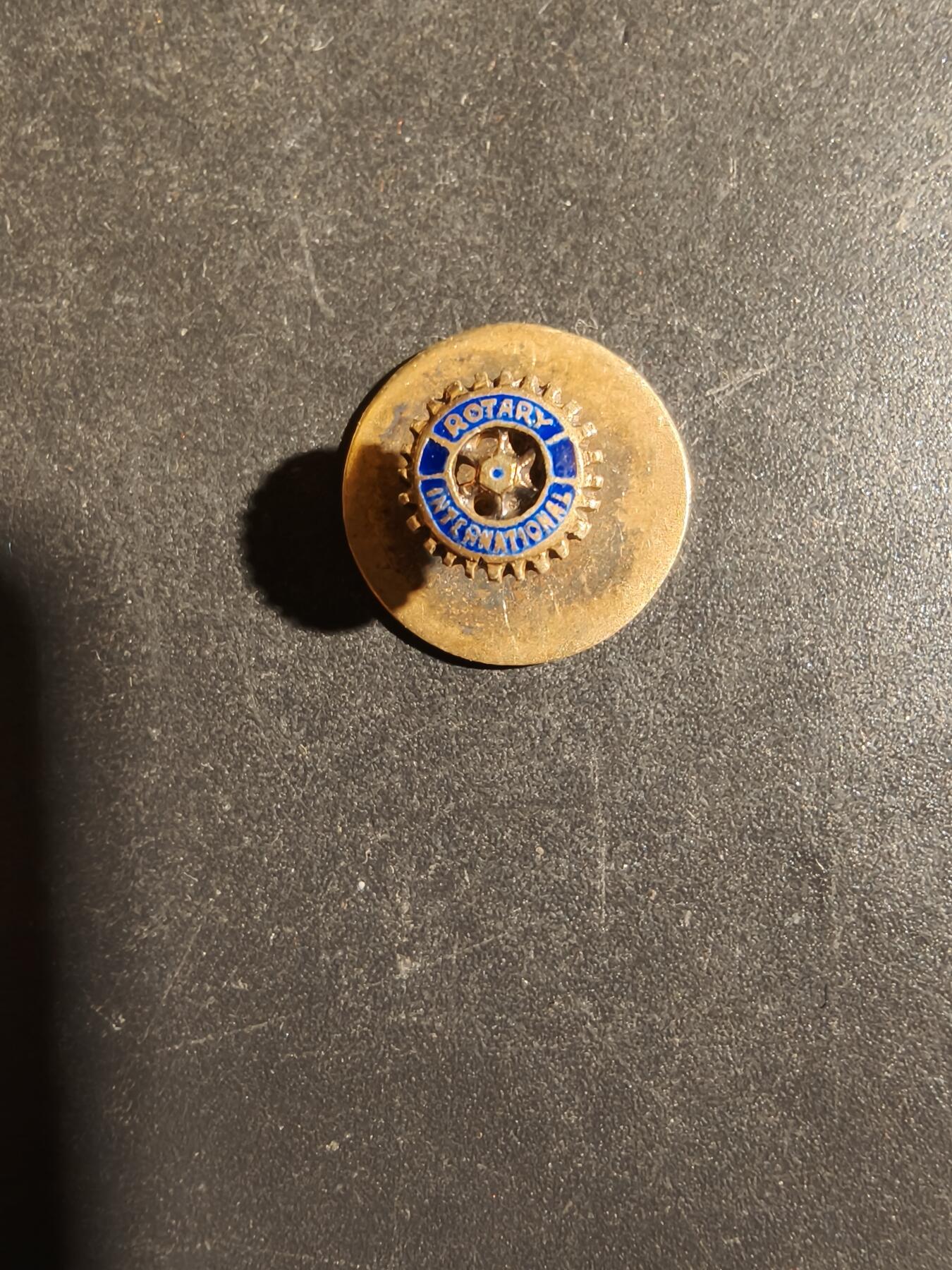 老王徽章第163期 13-15日三场连拍 16日统一发货  13、14日结束后可寄存 丹麦国际扶轮会证章     925银镀金珐琅    1.1g