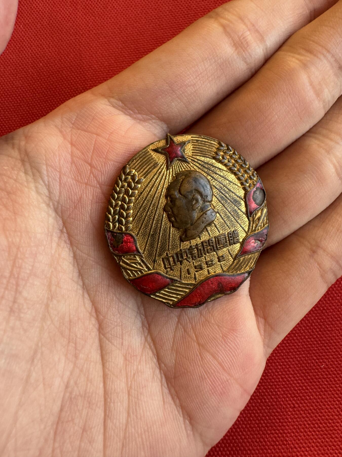 五哥徽章群   15号周六晚上八点4群联拍 铜章