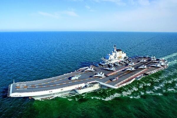 红色经典收藏拍卖专场第31期 库存品相 辽宁舰盾章带原盒  出访纪念品  不含笔记本电脑  可挂 可摆