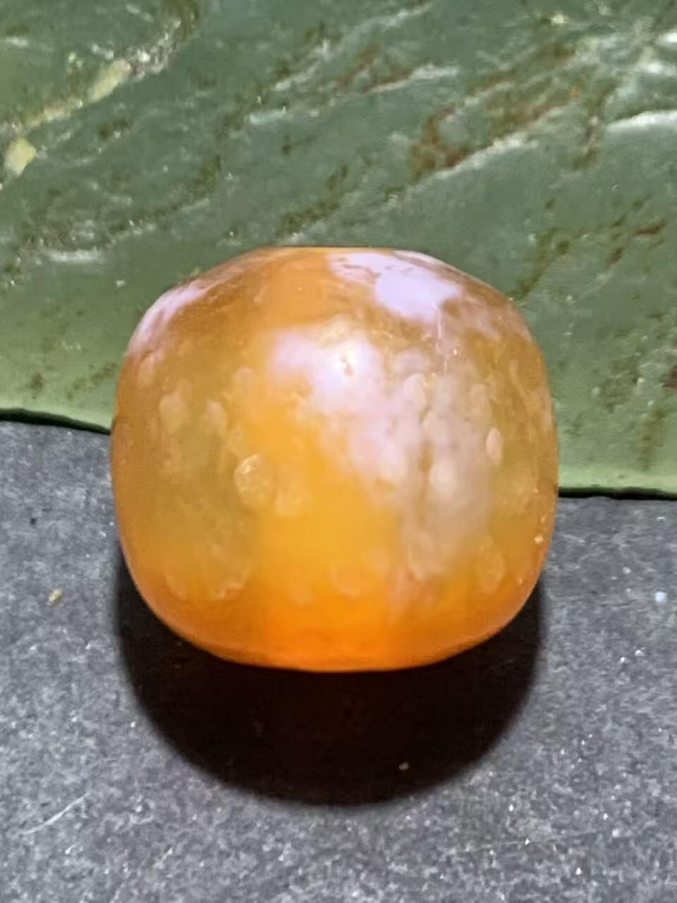 高玉化橘黄色奶油皮风化纹玛瑙随形老形珠一颗